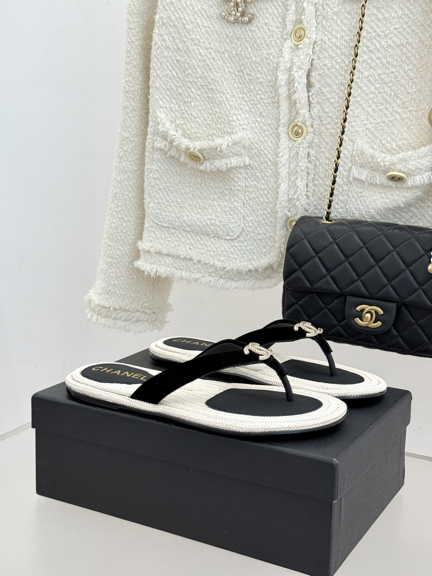 NO:652761,CHANE*｜Xiaoxiang 26C new hemp rope sole double C flip-flops. When the breeze of Lake Como meets French elegance, these shoes inject a sense of luxury and relaxation during vacation. It perfectly blends the brand's classic genes with the casual aesthetics of vacation, redefining the style benchmark of summer shoes. The iconic double C Logo is decorated with a metallic texture on the flip-flops. It is self-recognizable without excessive decoration, just in line with the brand's consistent low-key luxury feel.  The innovative hemp rope splicing anti-slip outsole hides ingenuity. Hand-stitched stitches connect the natural hemp rope with the wear-resistant beef tendon sole. It not only echoes the inspiration of the series' architectural lines, but also ensures stability and comfort when walking. The foot design continues the refreshing essence of summer, and has its own aura of 'elegance without deliberate effort', which makes the whole summer permeated with a sense of light luxury and relaxation. The fabric is made of original custom sheepskin, and the lining of the tiptoe is all sheepskin. The handmade hemp rope splicing non-slip outsole  size35-39 (40/41 customized), split-toe shoes, chanel, sheepskin19860909CHANE*｜小香26C新品麻绳底双C 夹脚人字拖 当科莫湖的清风邂逅法式优雅 这双鞋为度假时光注入的奢华松弛感. 它将品牌经典基因与度假随性美学完美相融 重新定义夏日鞋履的格调标杆. 标志性双C Logo以金属质感点缀夹脚处 无需过多装饰便自带辨识度 恰如品牌一贯的低调奢感 革新性麻绳拼接防滑大底暗藏巧思 手工缝线将天然麻绳与耐磨牛筋底衔接 既呼应系列建筑线条灵感 又保障行走时的稳固舒适 脚设计延续夏日清爽本质 便自带“优雅无需刻意”的气场 让整个夏天都浸透着轻奢松弛感. 面料采用原版定制羊皮 内里踮脚均为羊皮 手工麻绳拼接防滑大底 size35-39（40/41定制）,分趾鞋,chanel,sheepskin,Women's Shoes