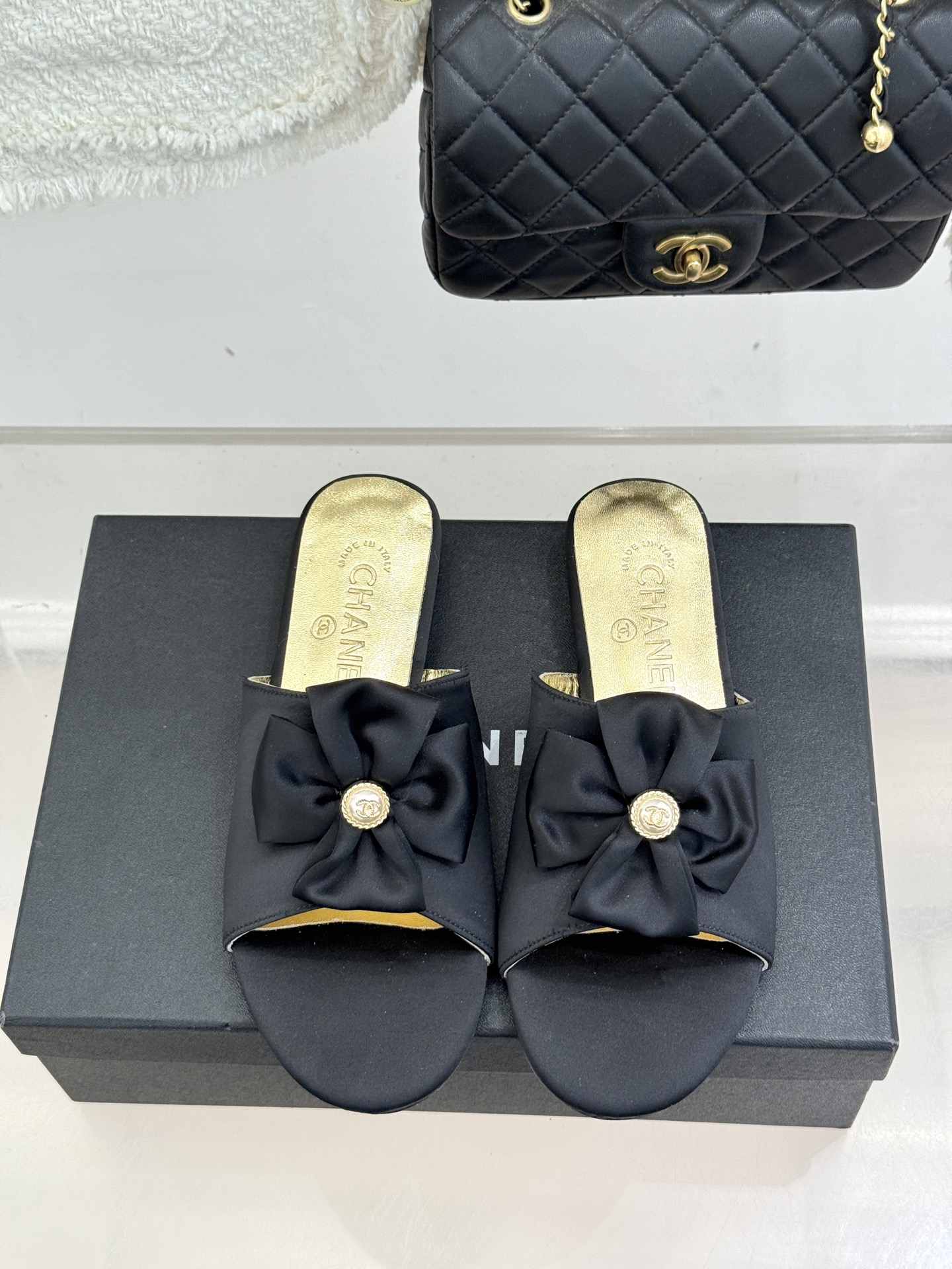 CHANE*｜小香26C双蝴蝶结双C平底高跟拖鞋当科莫湖的晨雾邂逅巴黎星空的浪漫这双拖鞋以刚柔并济的设计