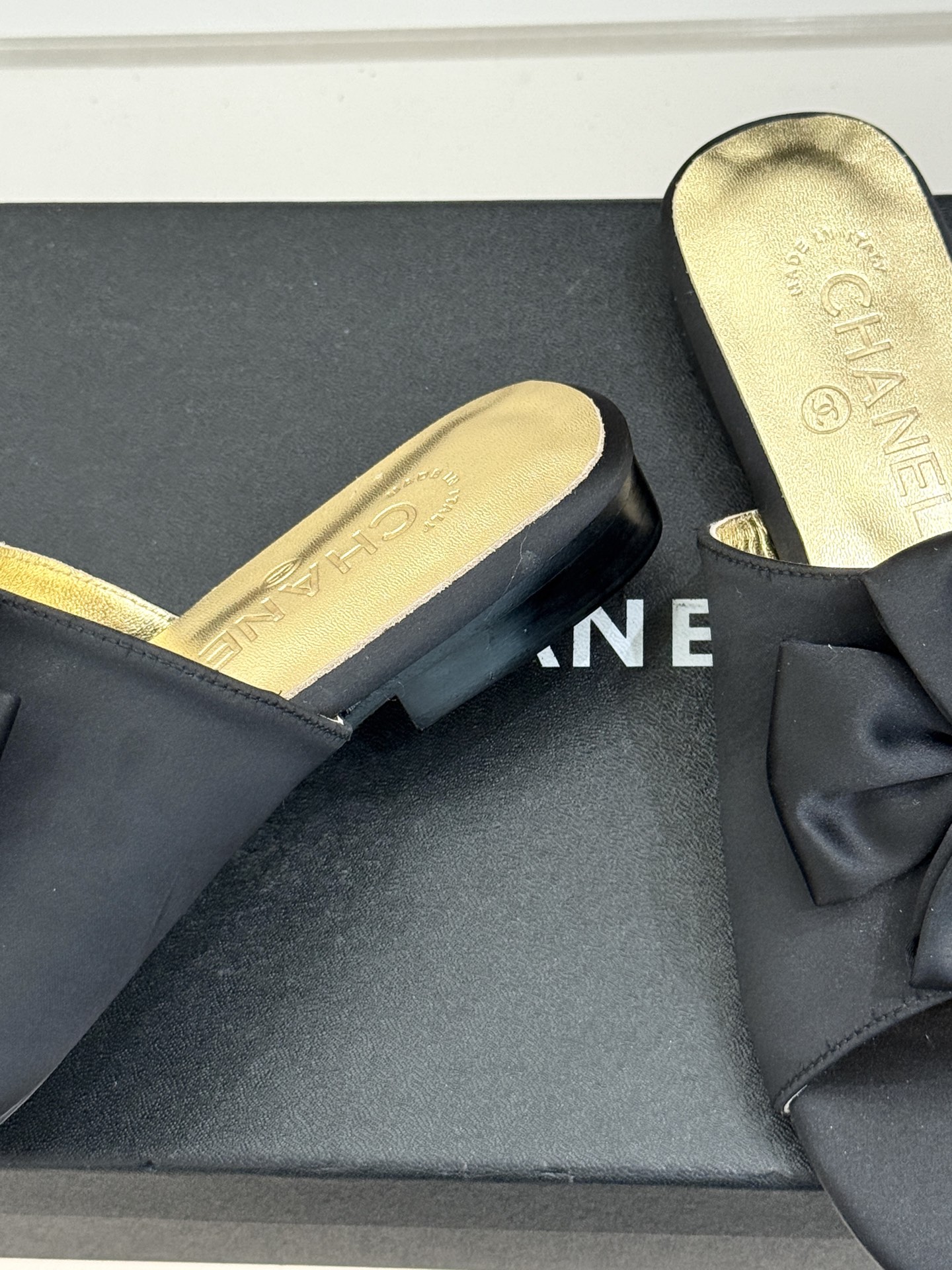 CHANE*｜小香26C双蝴蝶结双C平底高跟拖鞋当科莫湖的晨雾邂逅巴黎星空的浪漫这双拖鞋以刚柔并济的设计