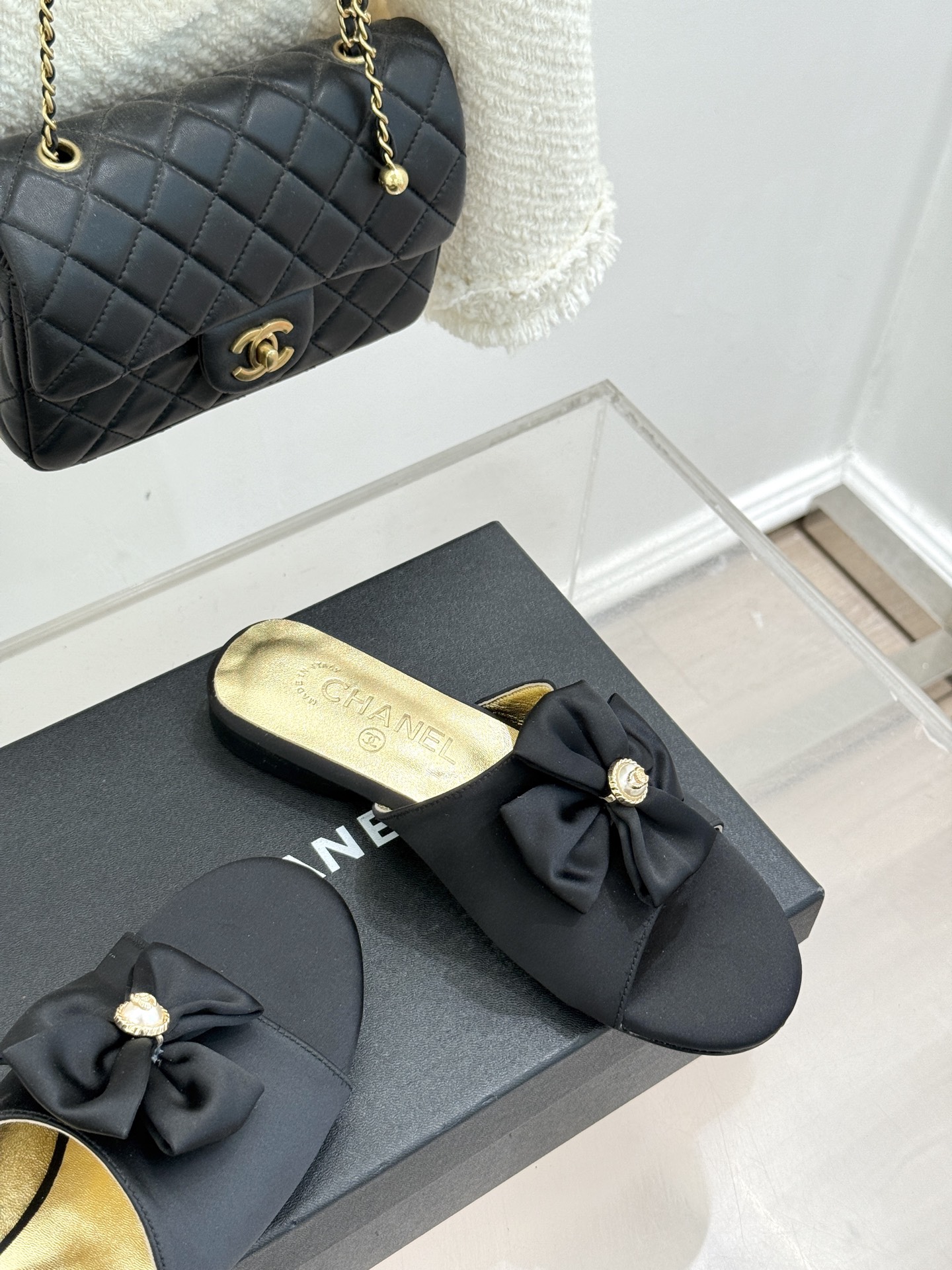 CHANE*｜小香26C双蝴蝶结双C平底高跟拖鞋当科莫湖的晨雾邂逅巴黎星空的浪漫这双拖鞋以刚柔并济的设计