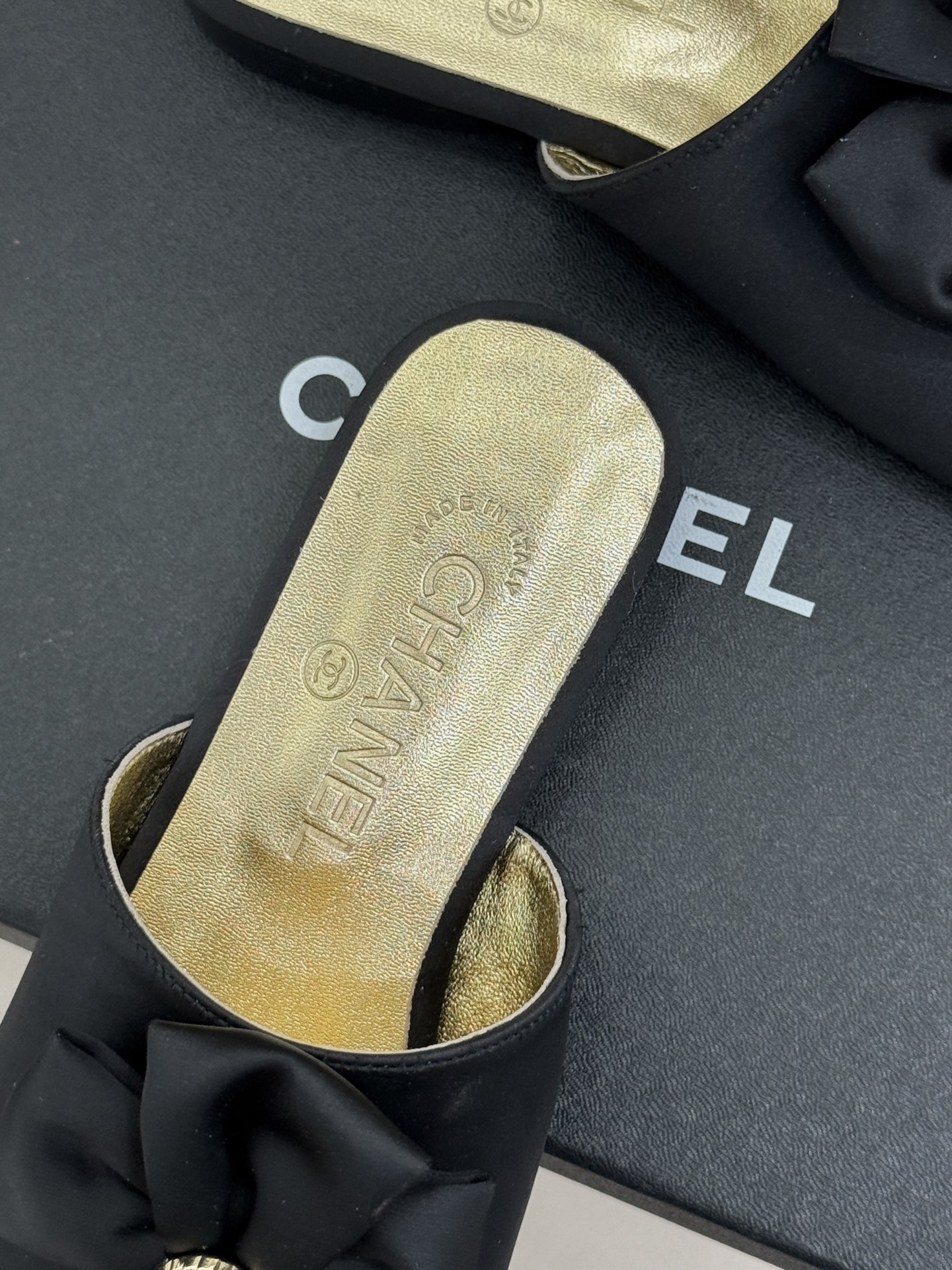 CHANE*｜小香26C双蝴蝶结双C平底高跟拖鞋当科莫湖的晨雾邂逅巴黎星空的浪漫这双拖鞋以刚柔并济的设计