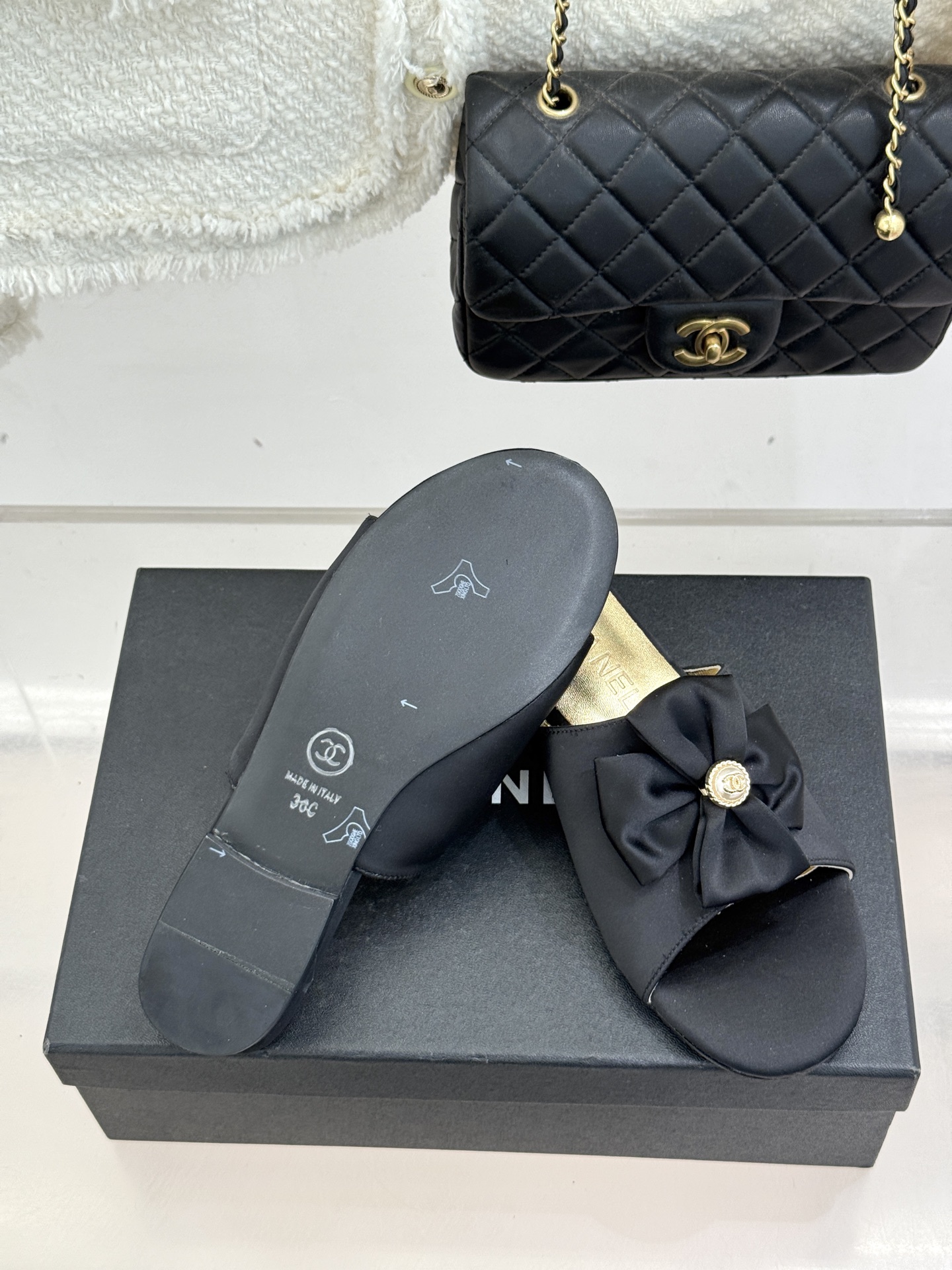 CHANE*｜小香26C双蝴蝶结双C平底高跟拖鞋当科莫湖的晨雾邂逅巴黎星空的浪漫这双拖鞋以刚柔并济的设计