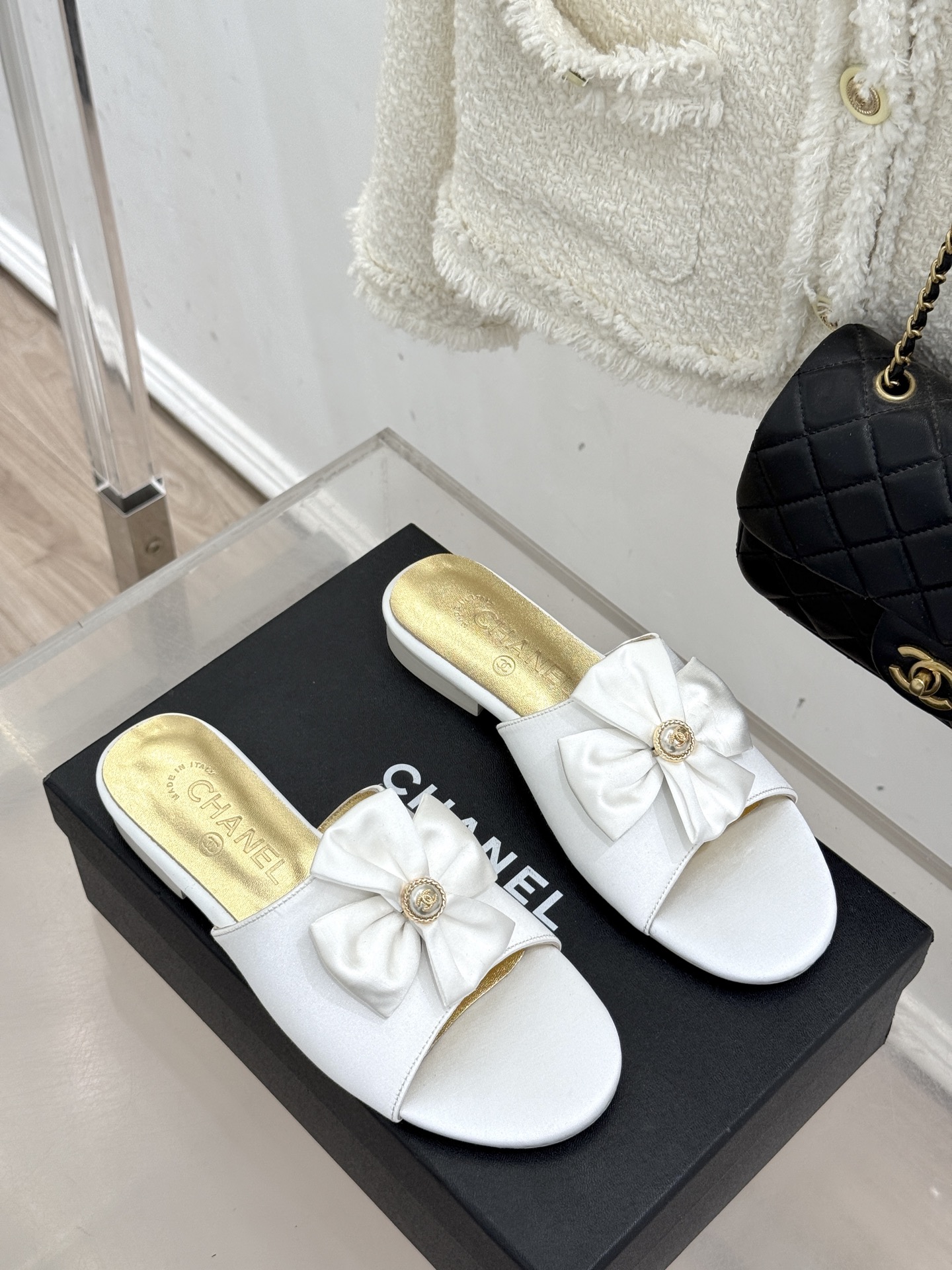 CHANE*｜小香26C双蝴蝶结双C平底高跟拖鞋当科莫湖的晨雾邂逅巴黎星空的浪漫这双拖鞋以刚柔并济的设计