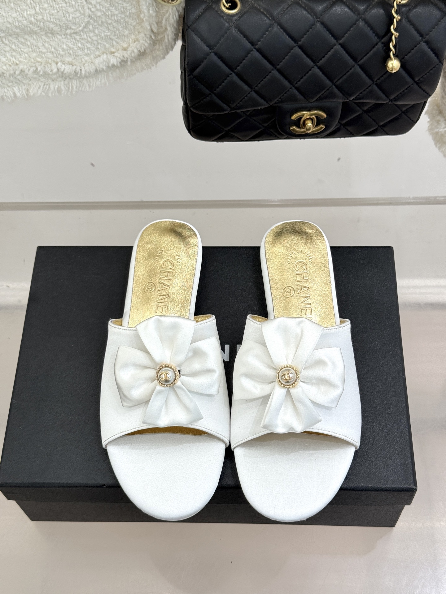 CHANE*｜小香26C双蝴蝶结双C平底高跟拖鞋当科莫湖的晨雾邂逅巴黎星空的浪漫这双拖鞋以刚柔并济的设计