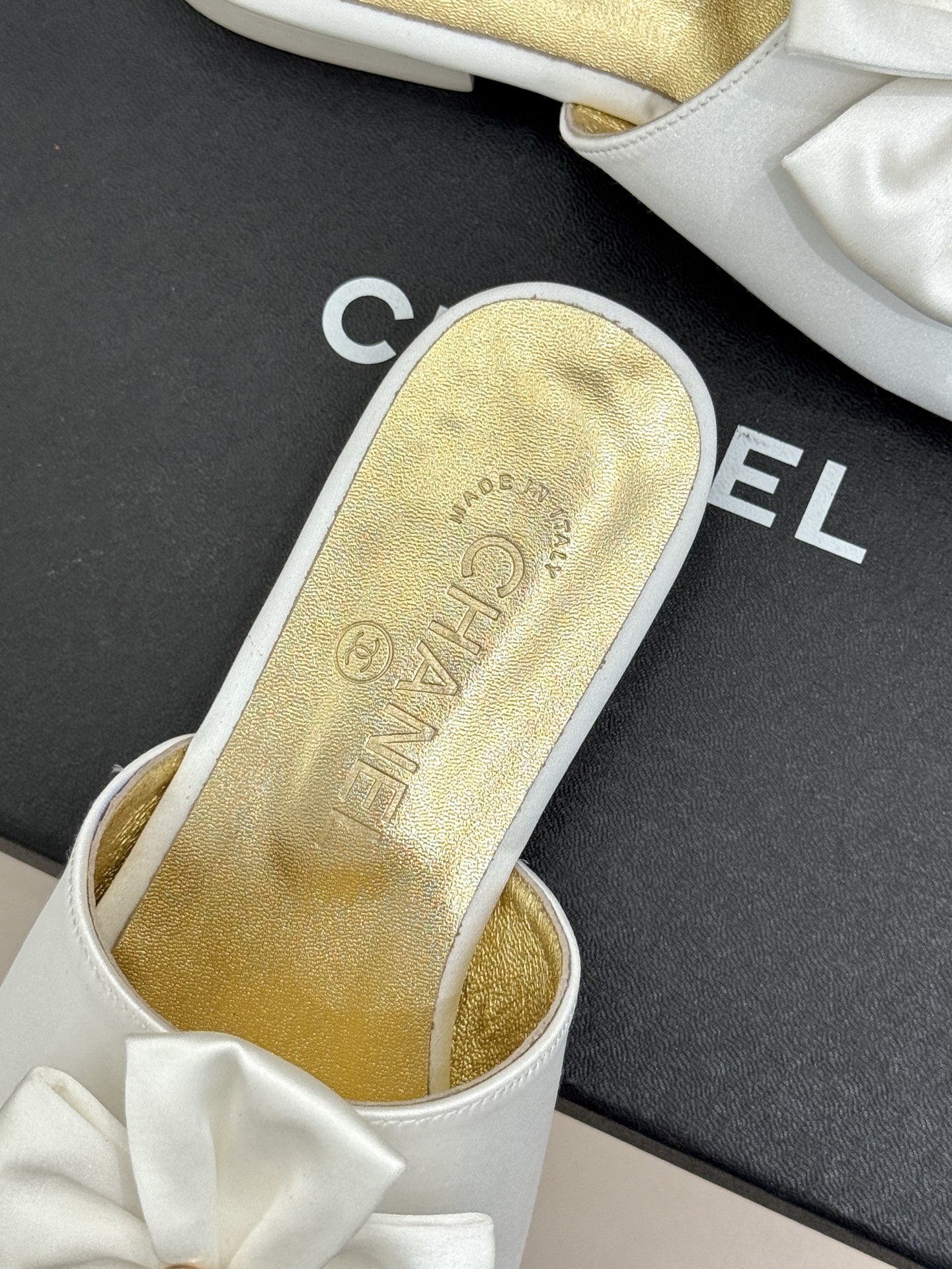 CHANE*｜小香26C双蝴蝶结双C平底高跟拖鞋当科莫湖的晨雾邂逅巴黎星空的浪漫这双拖鞋以刚柔并济的设计