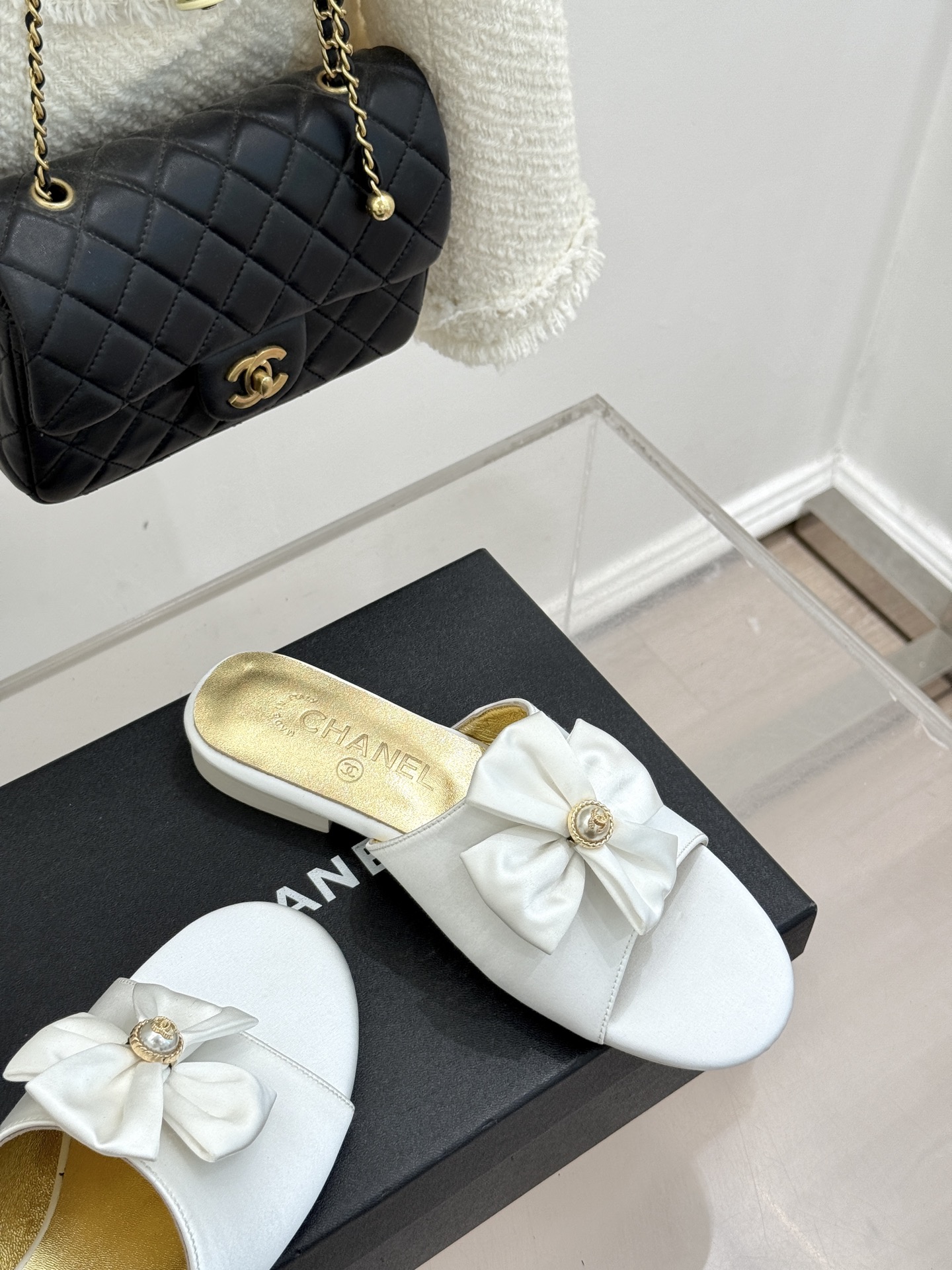 CHANE*｜小香26C双蝴蝶结双C平底高跟拖鞋当科莫湖的晨雾邂逅巴黎星空的浪漫这双拖鞋以刚柔并济的设计