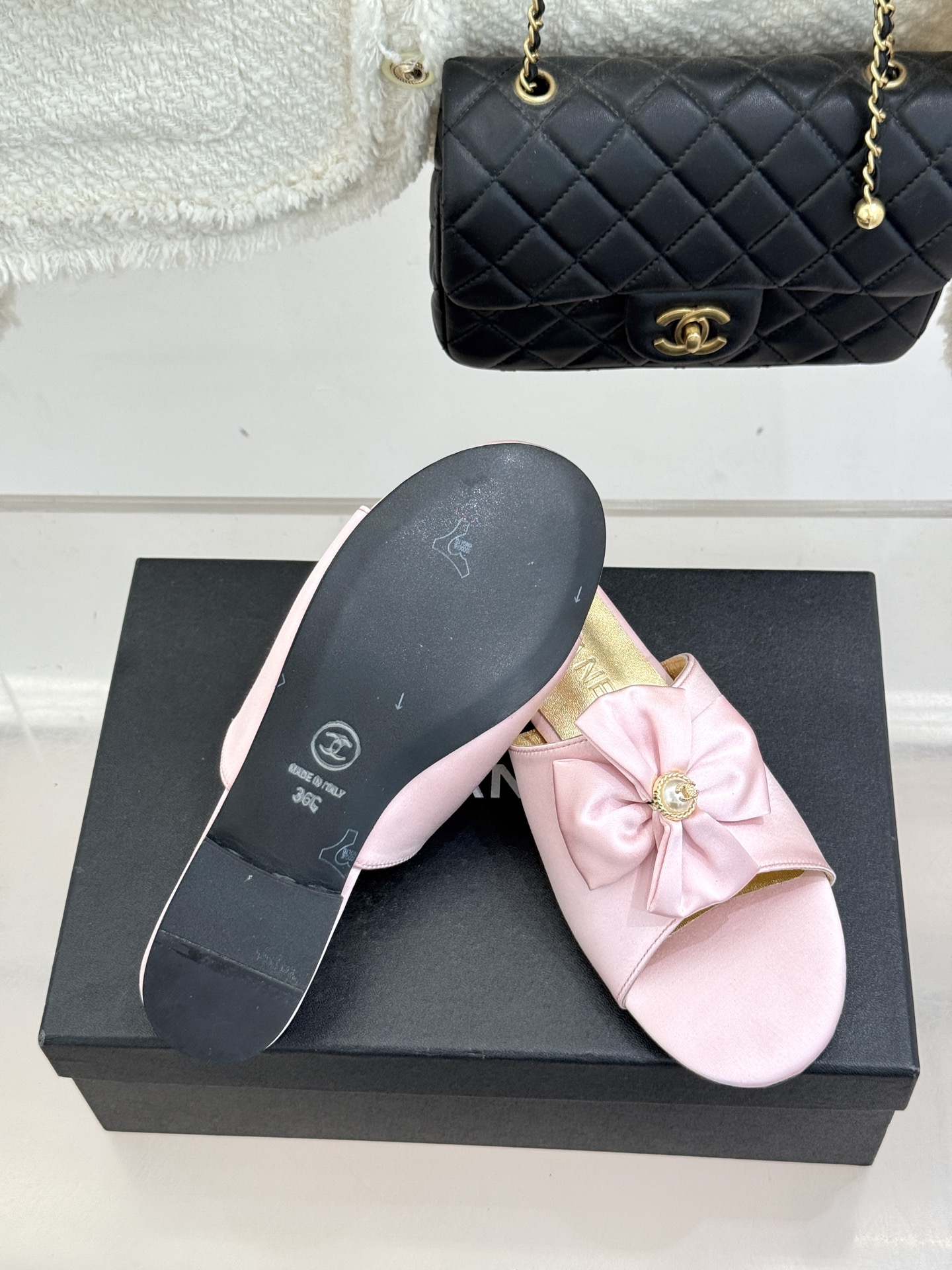 CHANE*｜小香26C双蝴蝶结双C平底高跟拖鞋当科莫湖的晨雾邂逅巴黎星空的浪漫这双拖鞋以刚柔并济的设计