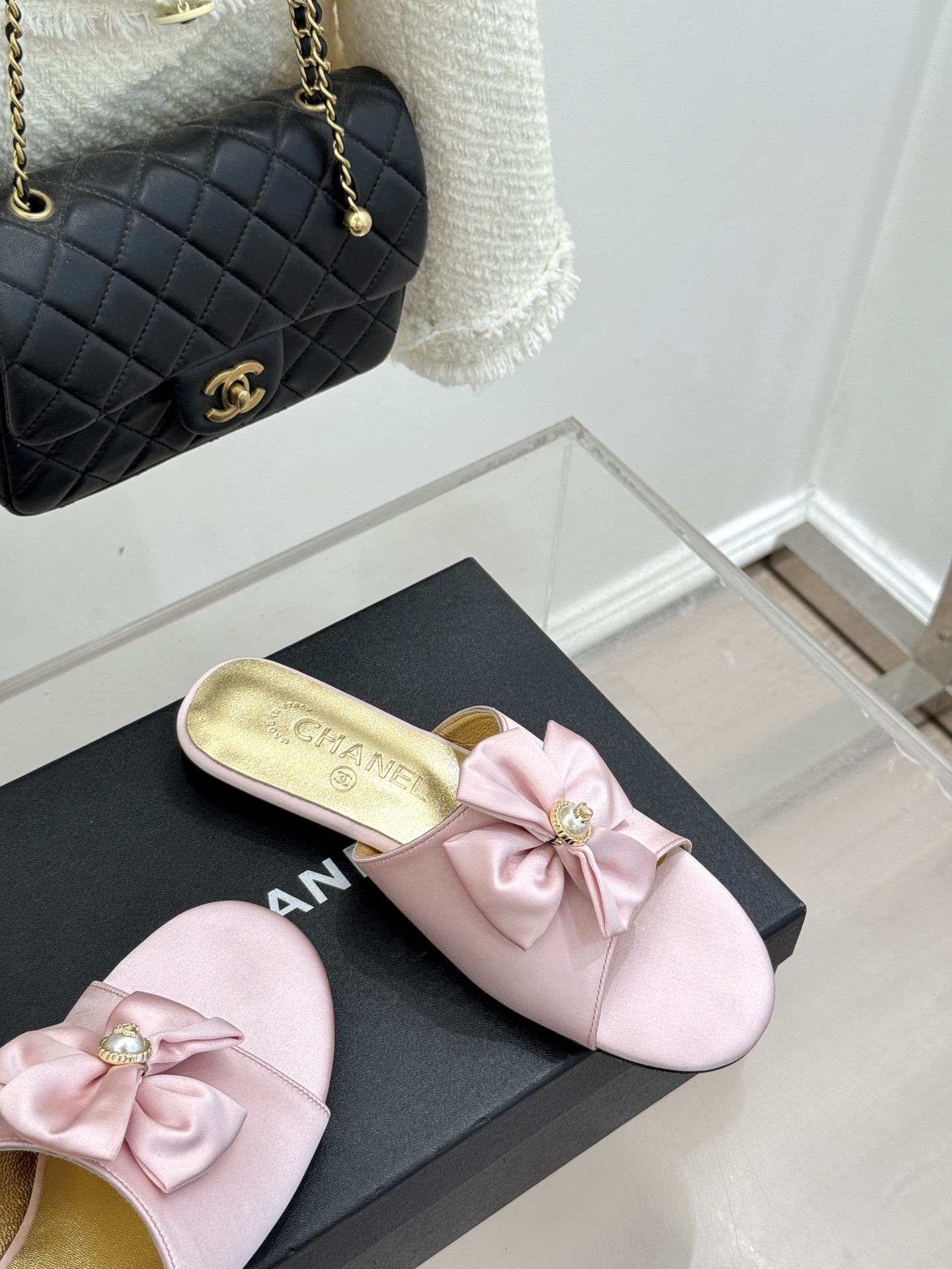 CHANE*｜小香26C双蝴蝶结双C平底高跟拖鞋当科莫湖的晨雾邂逅巴黎星空的浪漫这双拖鞋以刚柔并济的设计