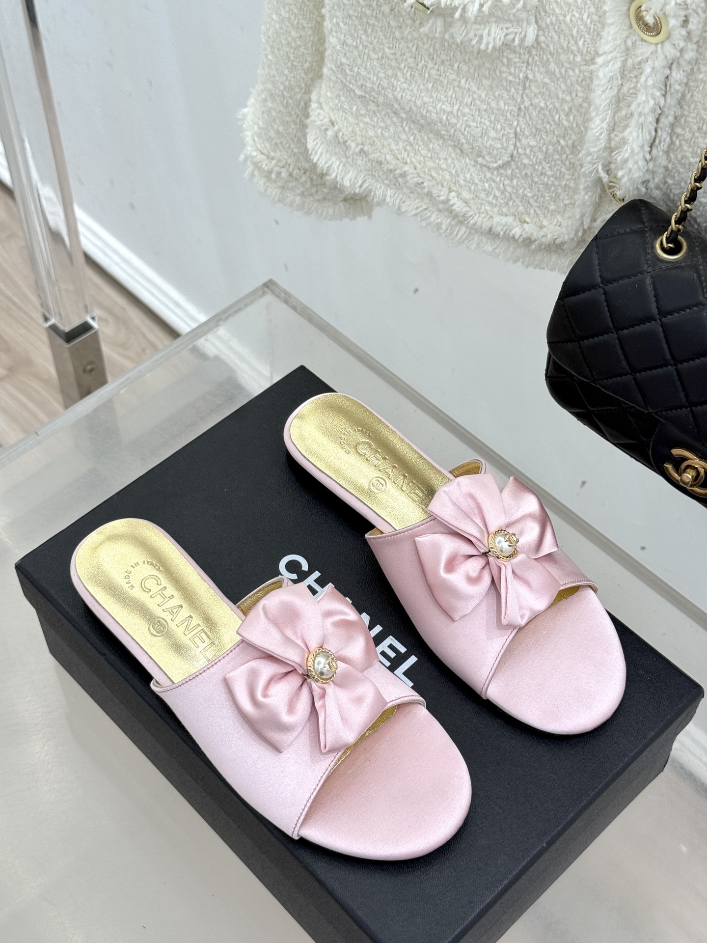 CHANE*｜小香26C双蝴蝶结双C平底高跟拖鞋当科莫湖的晨雾邂逅巴黎星空的浪漫这双拖鞋以刚柔并济的设计