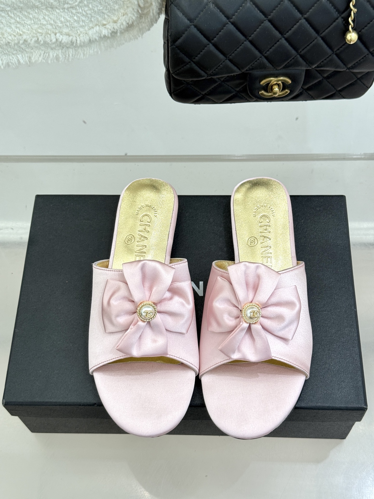 CHANE*｜小香26C双蝴蝶结双C平底高跟拖鞋当科莫湖的晨雾邂逅巴黎星空的浪漫这双拖鞋以刚柔并济的设计