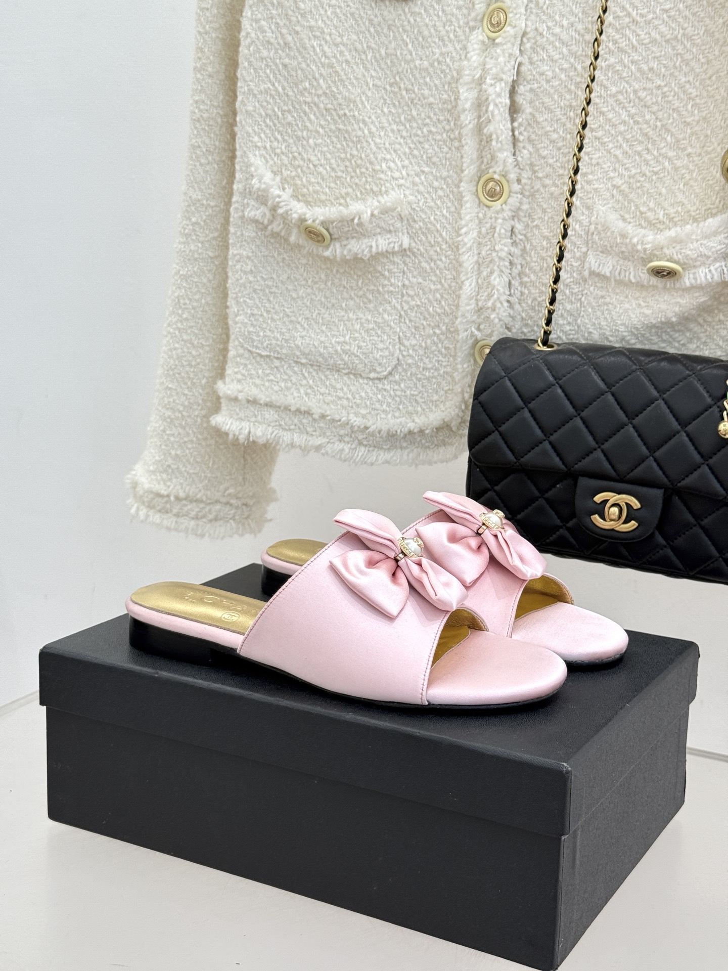 CHANE*｜小香26C双蝴蝶结双C平底高跟拖鞋当科莫湖的晨雾邂逅巴黎星空的浪漫这双拖鞋以刚柔并济的设计