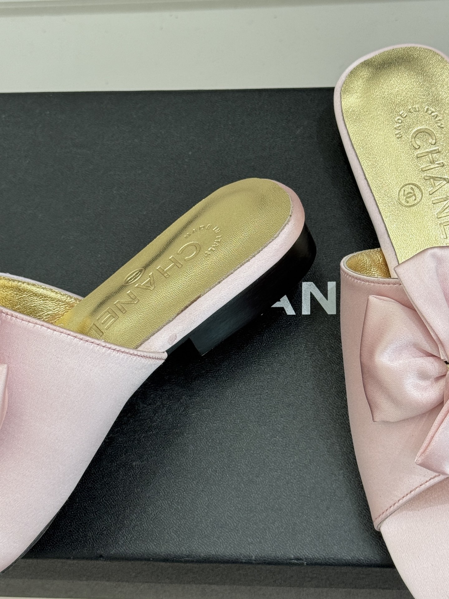 CHANE*｜小香26C双蝴蝶结双C平底高跟拖鞋当科莫湖的晨雾邂逅巴黎星空的浪漫这双拖鞋以刚柔并济的设计