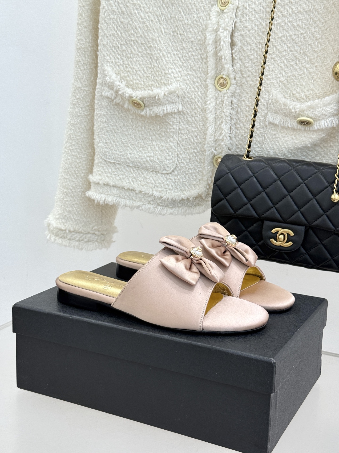 CHANE*｜小香26C双蝴蝶结双C平底高跟拖鞋当科莫湖的晨雾邂逅巴黎星空的浪漫这双拖鞋以刚柔并济的设计