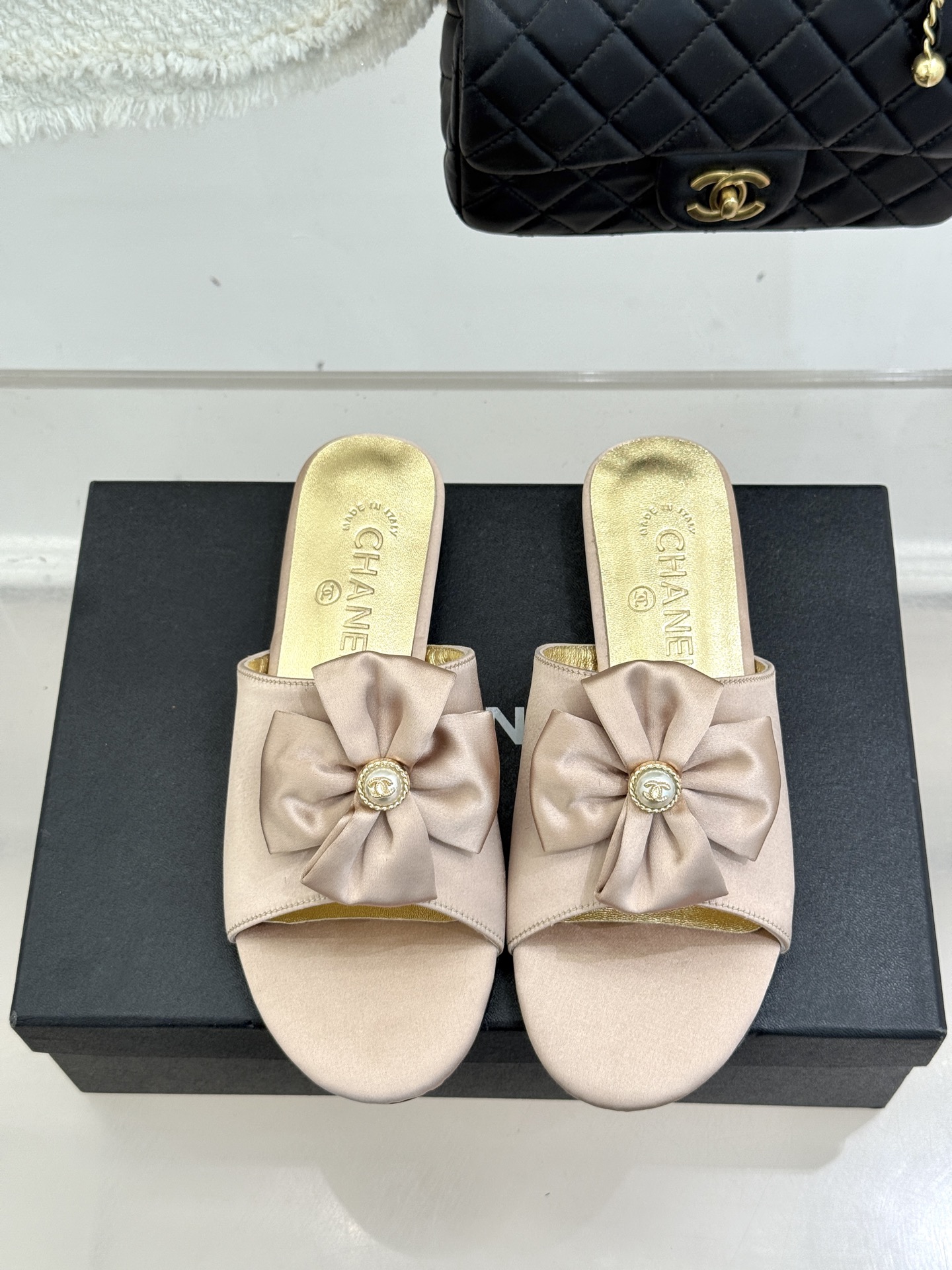 CHANE*｜小香26C双蝴蝶结双C平底高跟拖鞋当科莫湖的晨雾邂逅巴黎星空的浪漫这双拖鞋以刚柔并济的设计