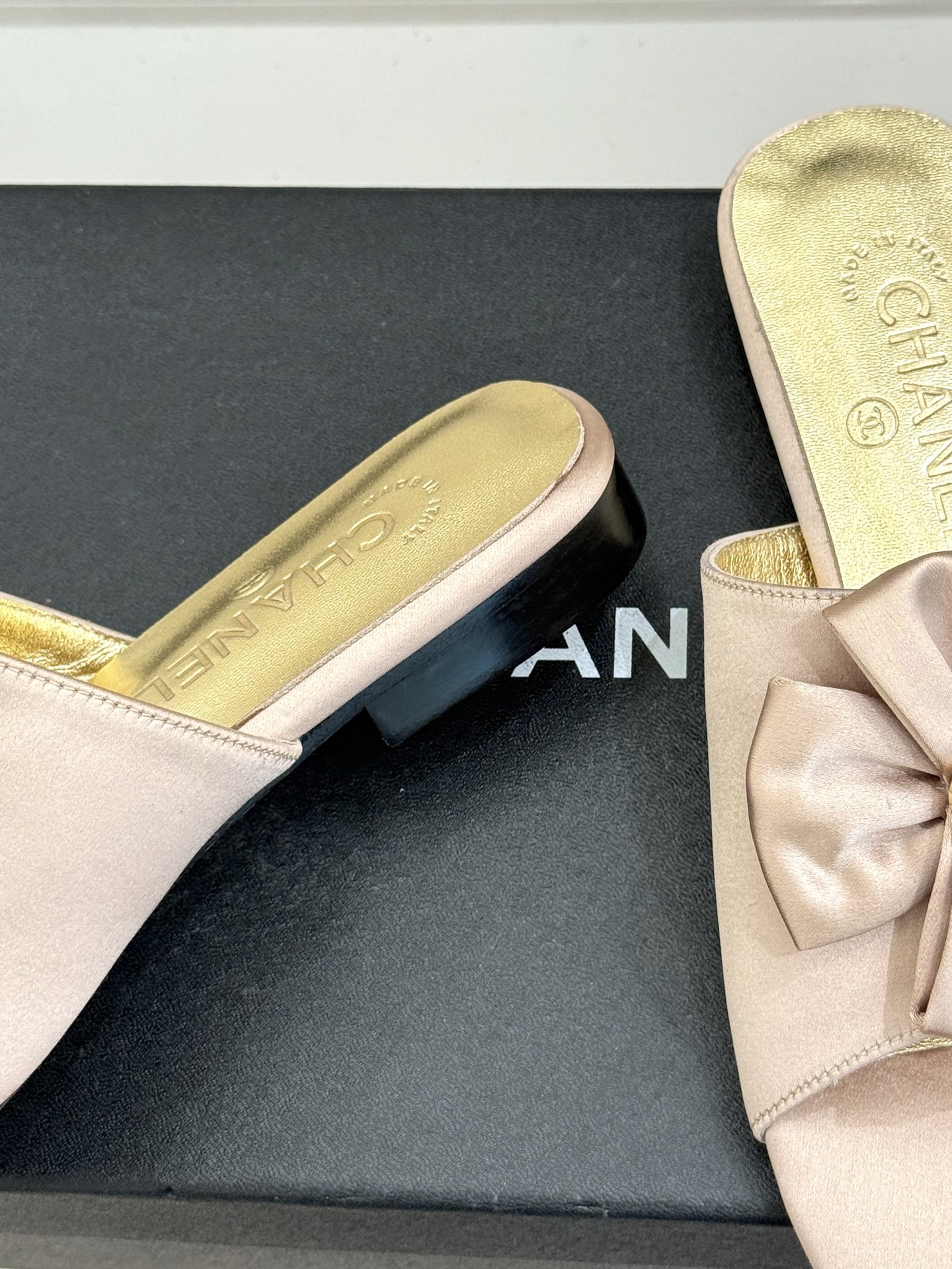 CHANE*｜小香26C双蝴蝶结双C平底高跟拖鞋当科莫湖的晨雾邂逅巴黎星空的浪漫这双拖鞋以刚柔并济的设计