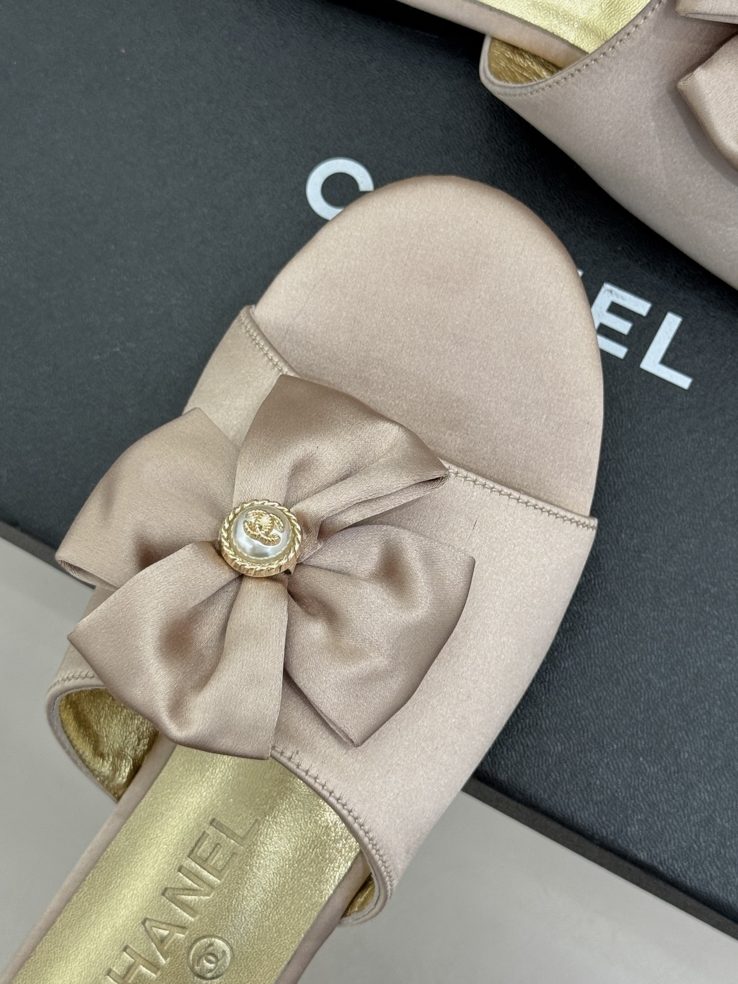 CHANE*｜小香26C双蝴蝶结双C平底高跟拖鞋当科莫湖的晨雾邂逅巴黎星空的浪漫这双拖鞋以刚柔并济的设计