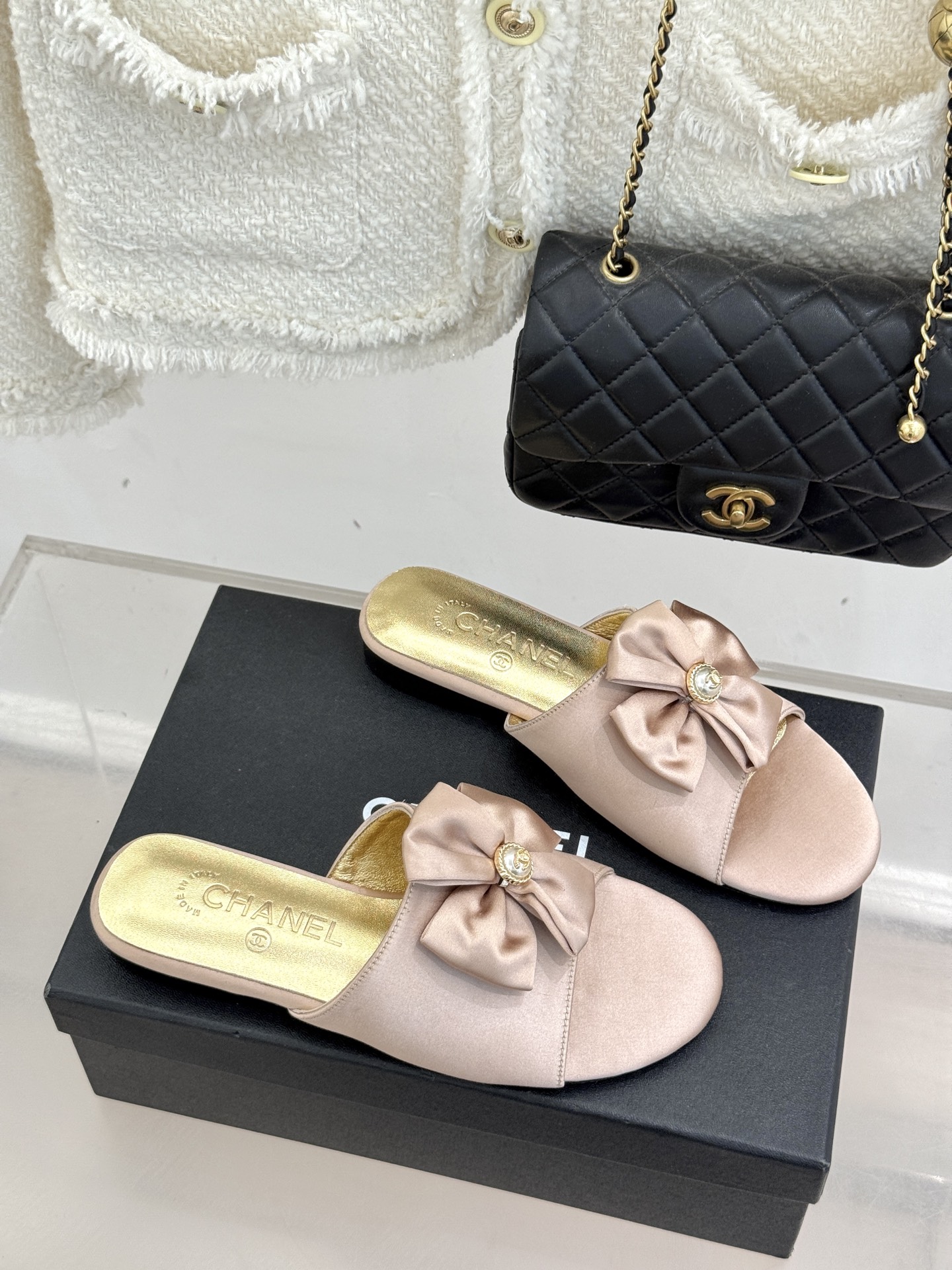 CHANE*｜小香26C双蝴蝶结双C平底高跟拖鞋当科莫湖的晨雾邂逅巴黎星空的浪漫这双拖鞋以刚柔并济的设计