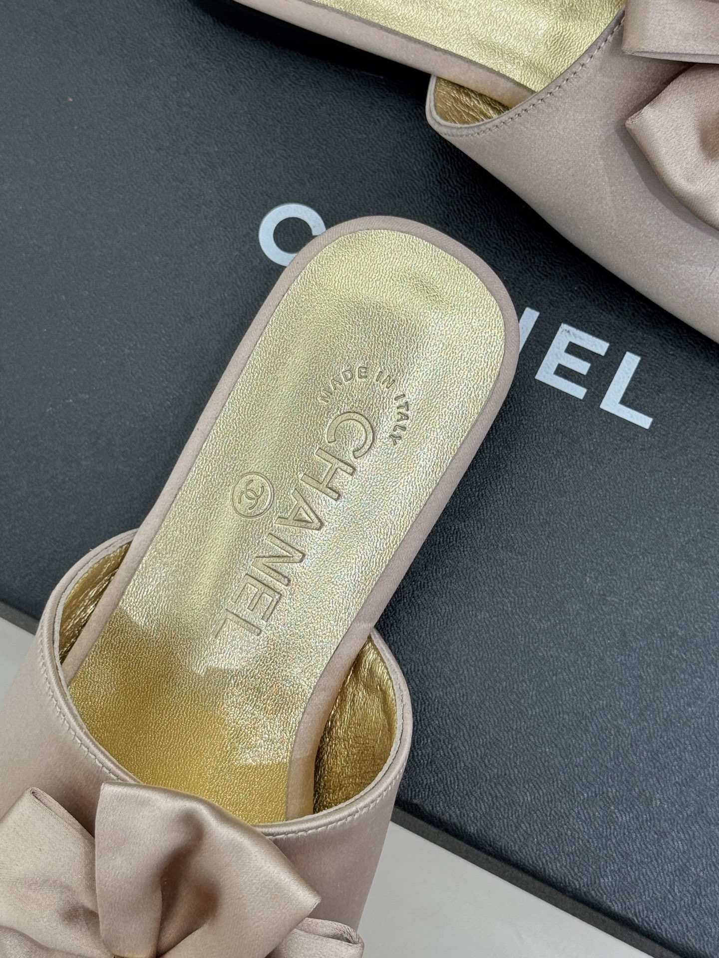 CHANE*｜小香26C双蝴蝶结双C平底高跟拖鞋当科莫湖的晨雾邂逅巴黎星空的浪漫这双拖鞋以刚柔并济的设计