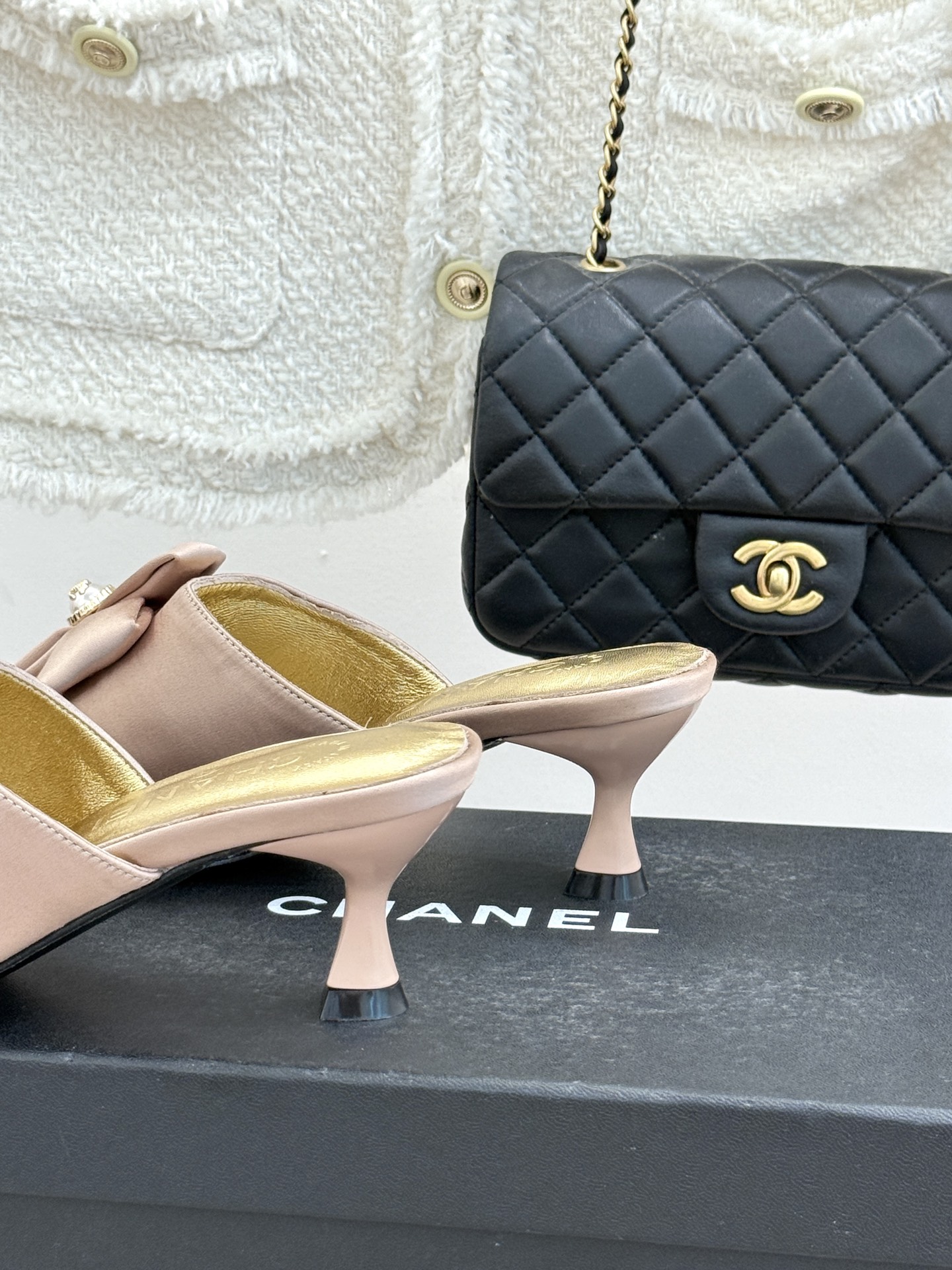 CHANE*｜小香26C双蝴蝶结双C平底高跟拖鞋当科莫湖的晨雾邂逅巴黎星空的浪漫这双拖鞋以刚柔并济的设计