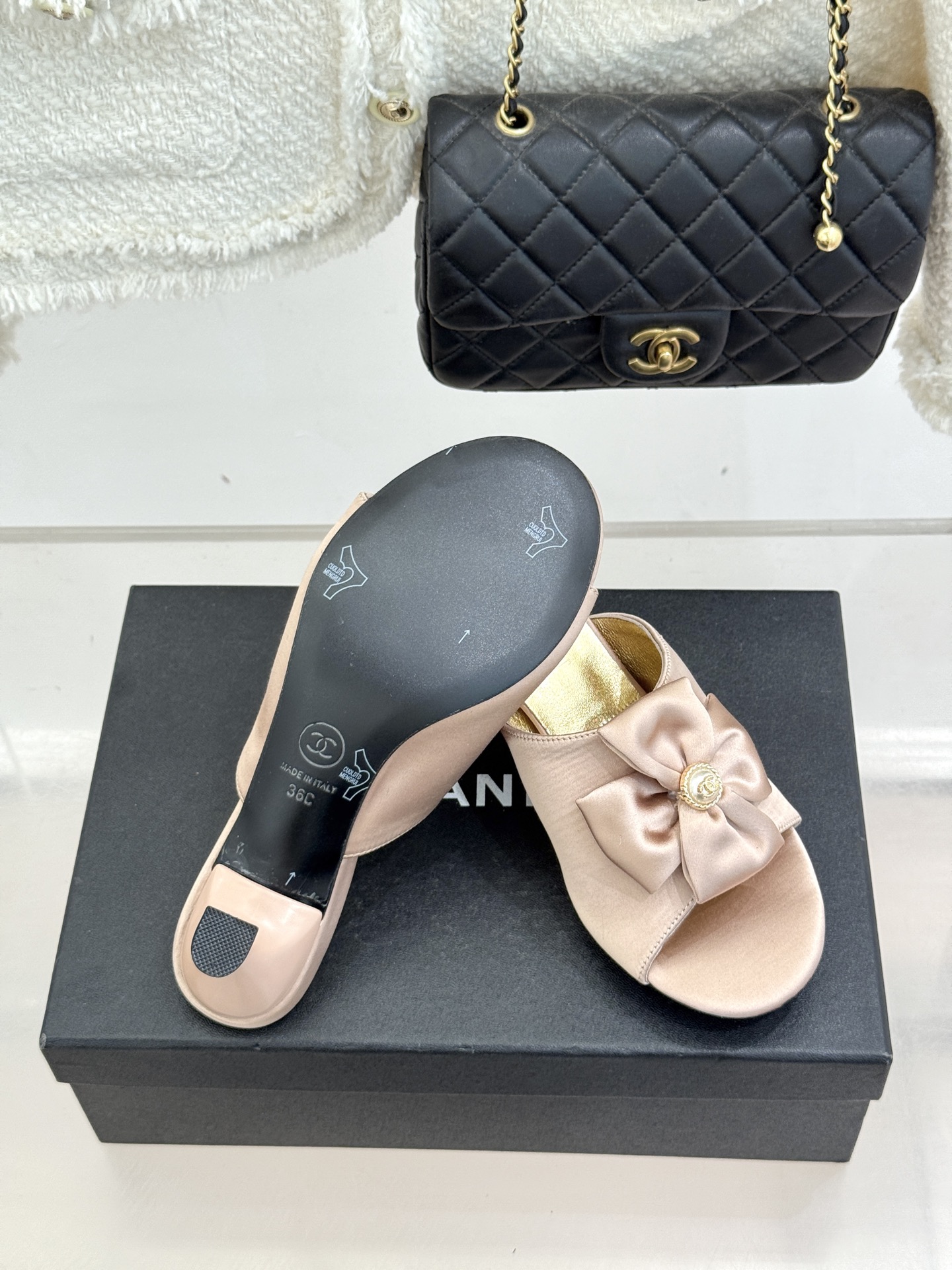 CHANE*｜小香26C双蝴蝶结双C平底高跟拖鞋当科莫湖的晨雾邂逅巴黎星空的浪漫这双拖鞋以刚柔并济的设计