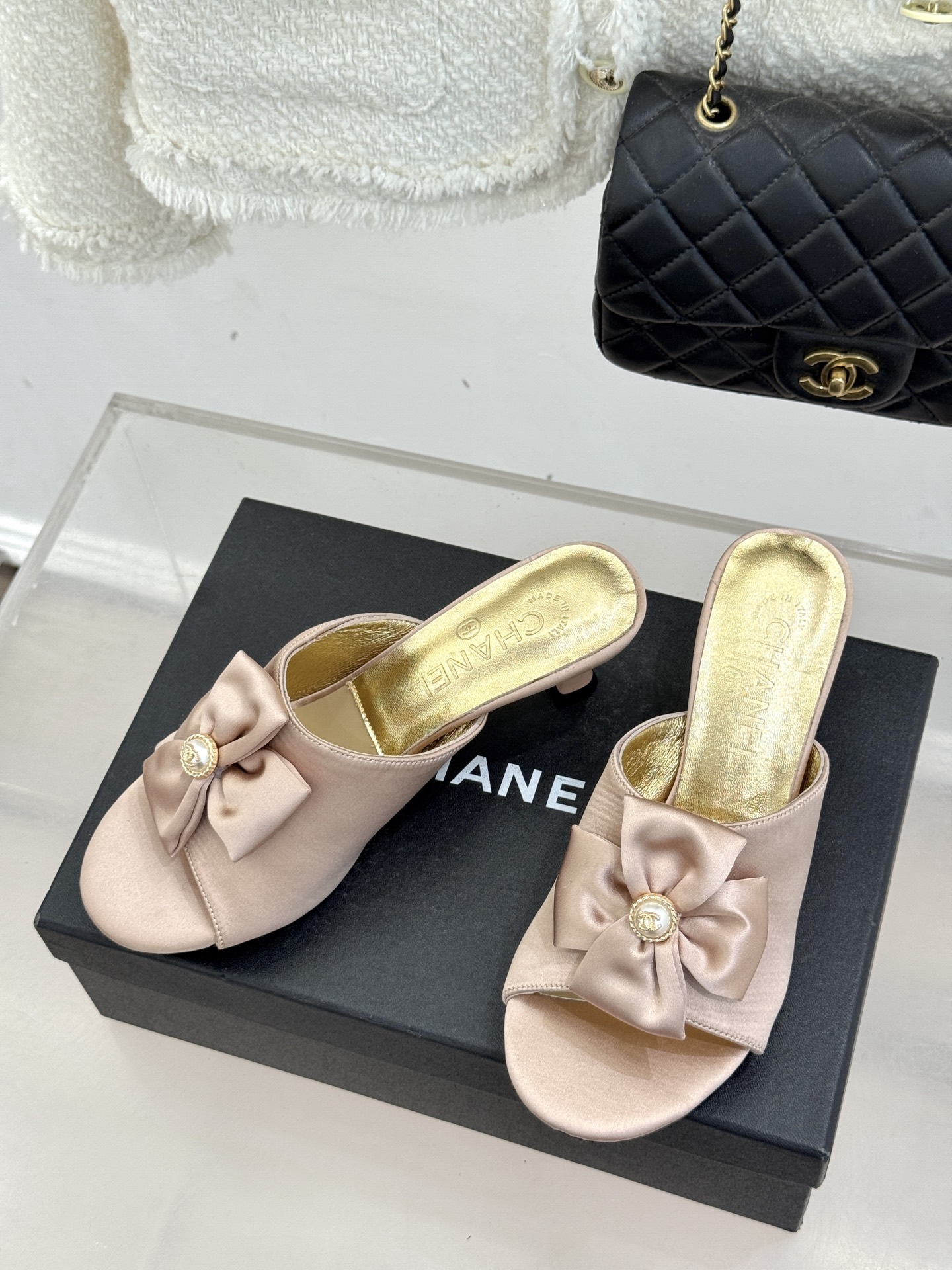 CHANE*｜小香26C双蝴蝶结双C平底高跟拖鞋当科莫湖的晨雾邂逅巴黎星空的浪漫这双拖鞋以刚柔并济的设计