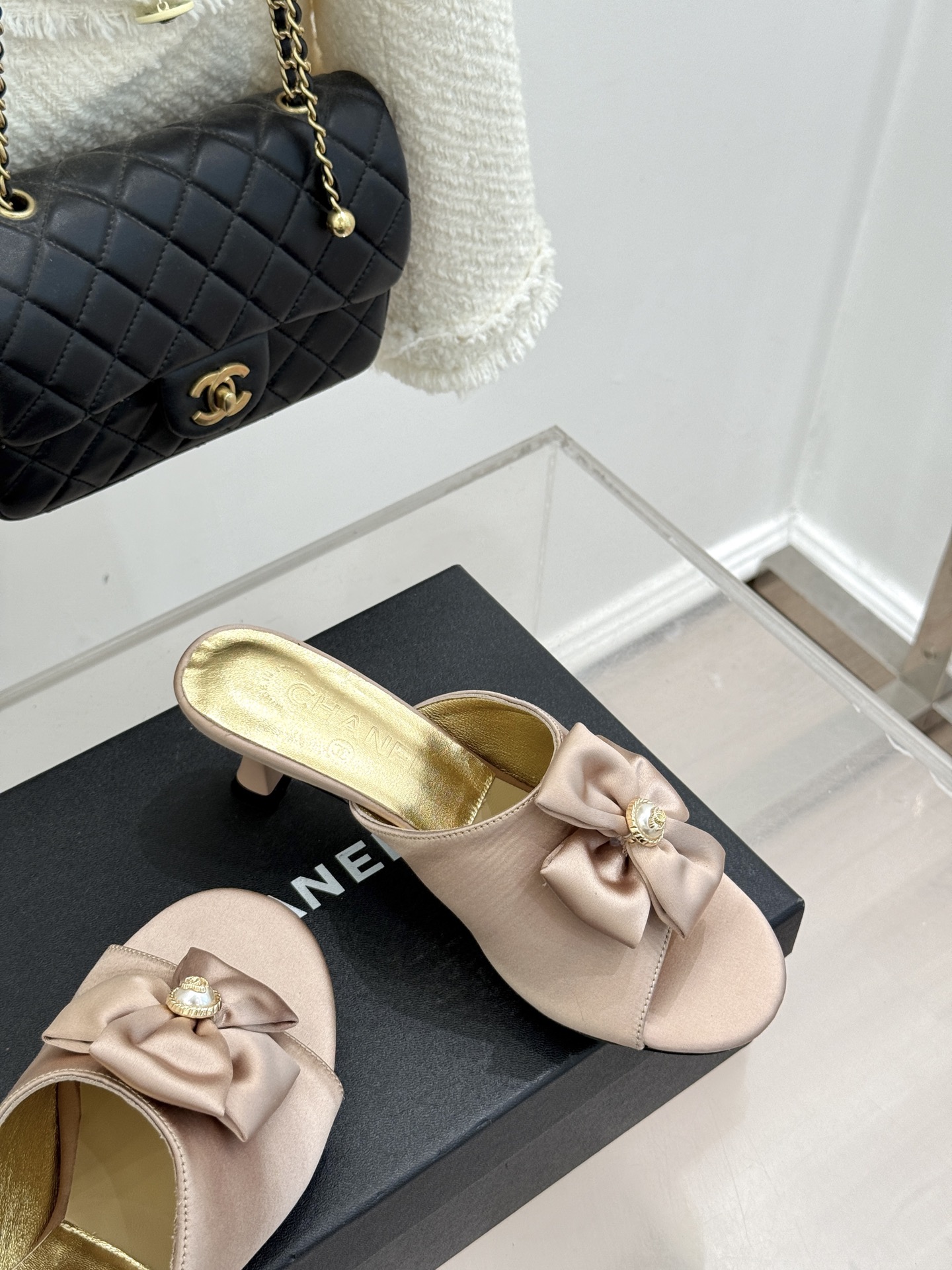 CHANE*｜小香26C双蝴蝶结双C平底高跟拖鞋当科莫湖的晨雾邂逅巴黎星空的浪漫这双拖鞋以刚柔并济的设计