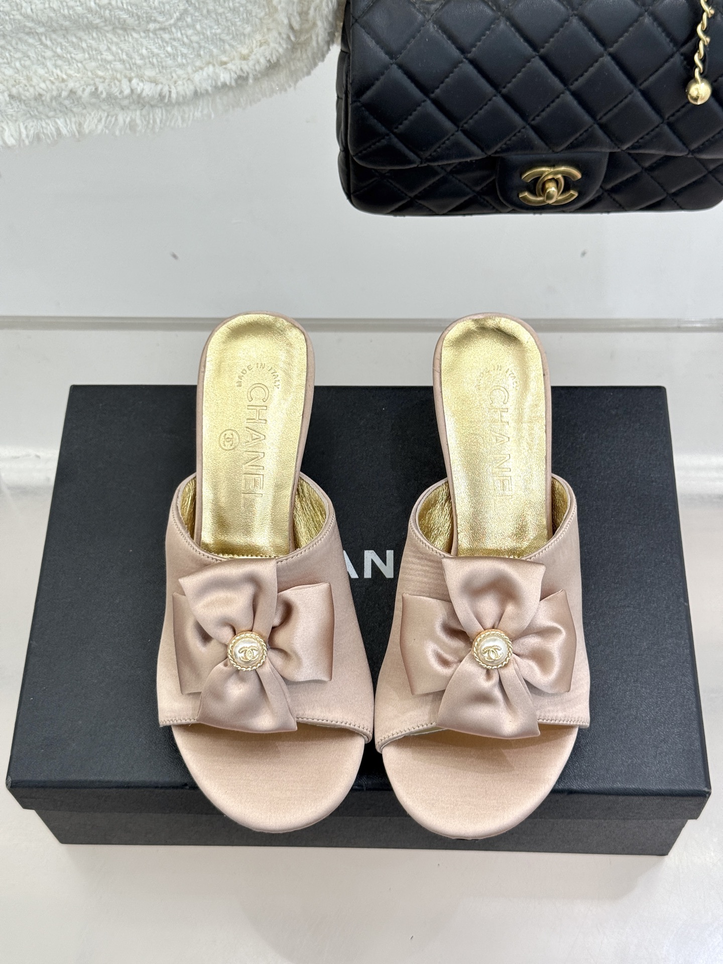 CHANE*｜小香26C双蝴蝶结双C平底高跟拖鞋当科莫湖的晨雾邂逅巴黎星空的浪漫这双拖鞋以刚柔并济的设计