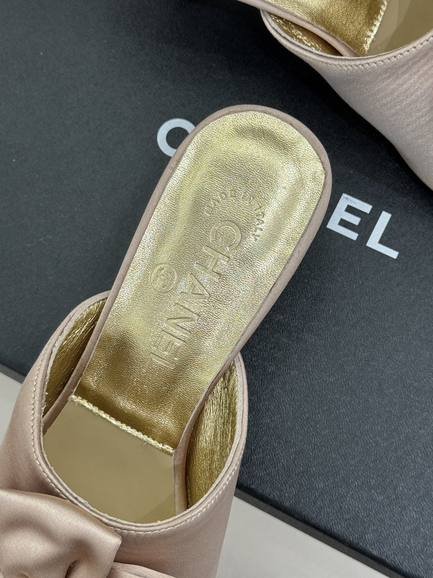 CHANE*｜小香26C双蝴蝶结双C平底高跟拖鞋当科莫湖的晨雾邂逅巴黎星空的浪漫这双拖鞋以刚柔并济的设计