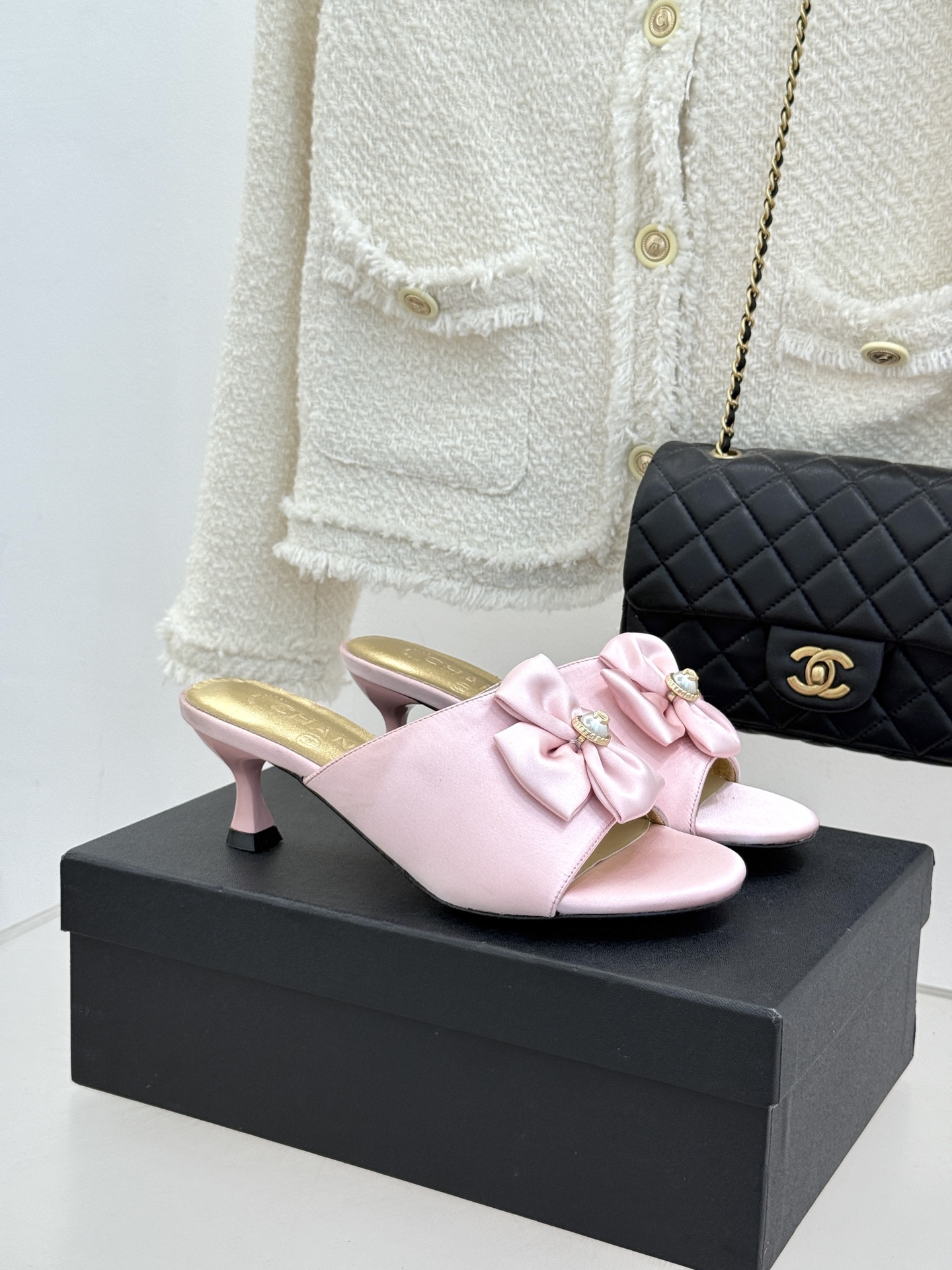 CHANE*｜小香26C双蝴蝶结双C平底高跟拖鞋当科莫湖的晨雾邂逅巴黎星空的浪漫这双拖鞋以刚柔并济的设计