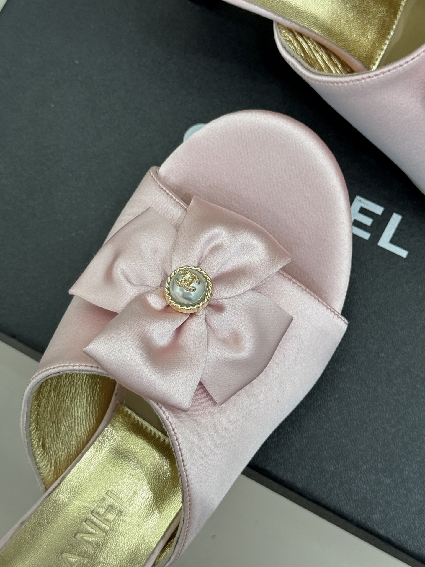 CHANE*｜小香26C双蝴蝶结双C平底高跟拖鞋当科莫湖的晨雾邂逅巴黎星空的浪漫这双拖鞋以刚柔并济的设计