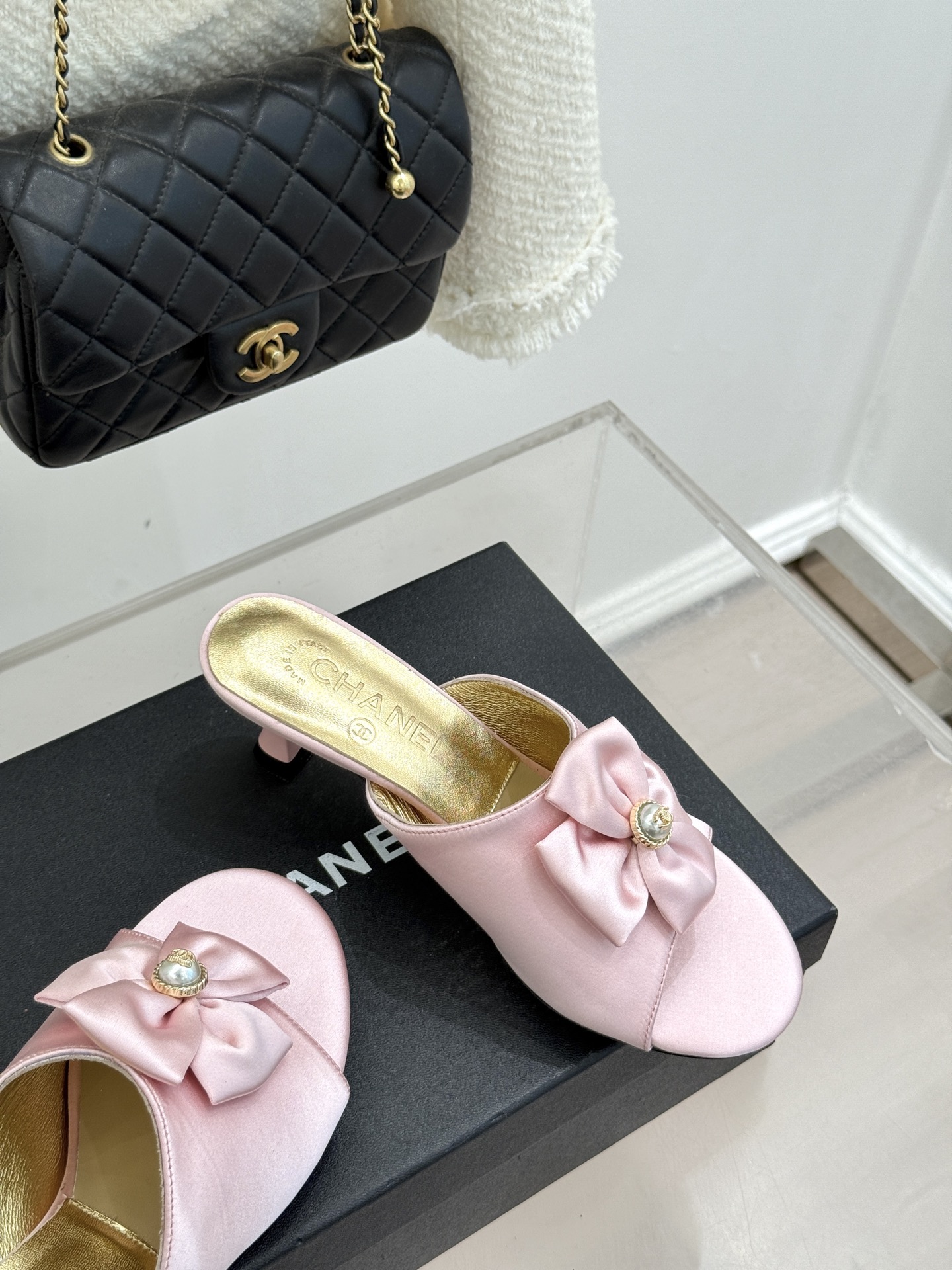 CHANE*｜小香26C双蝴蝶结双C平底高跟拖鞋当科莫湖的晨雾邂逅巴黎星空的浪漫这双拖鞋以刚柔并济的设计