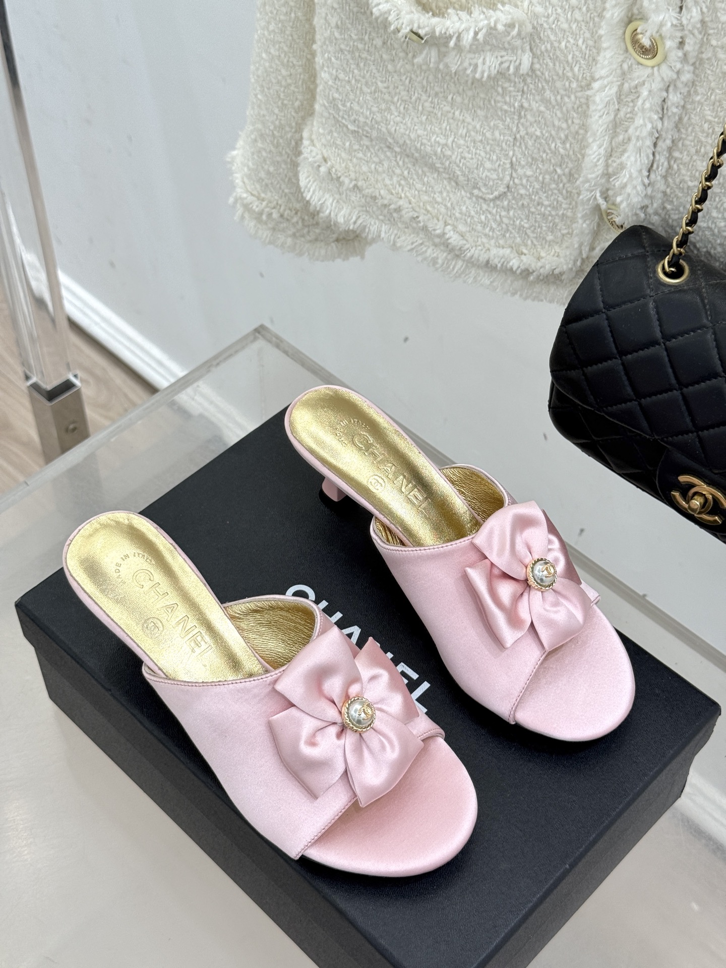 CHANE*｜小香26C双蝴蝶结双C平底高跟拖鞋当科莫湖的晨雾邂逅巴黎星空的浪漫这双拖鞋以刚柔并济的设计