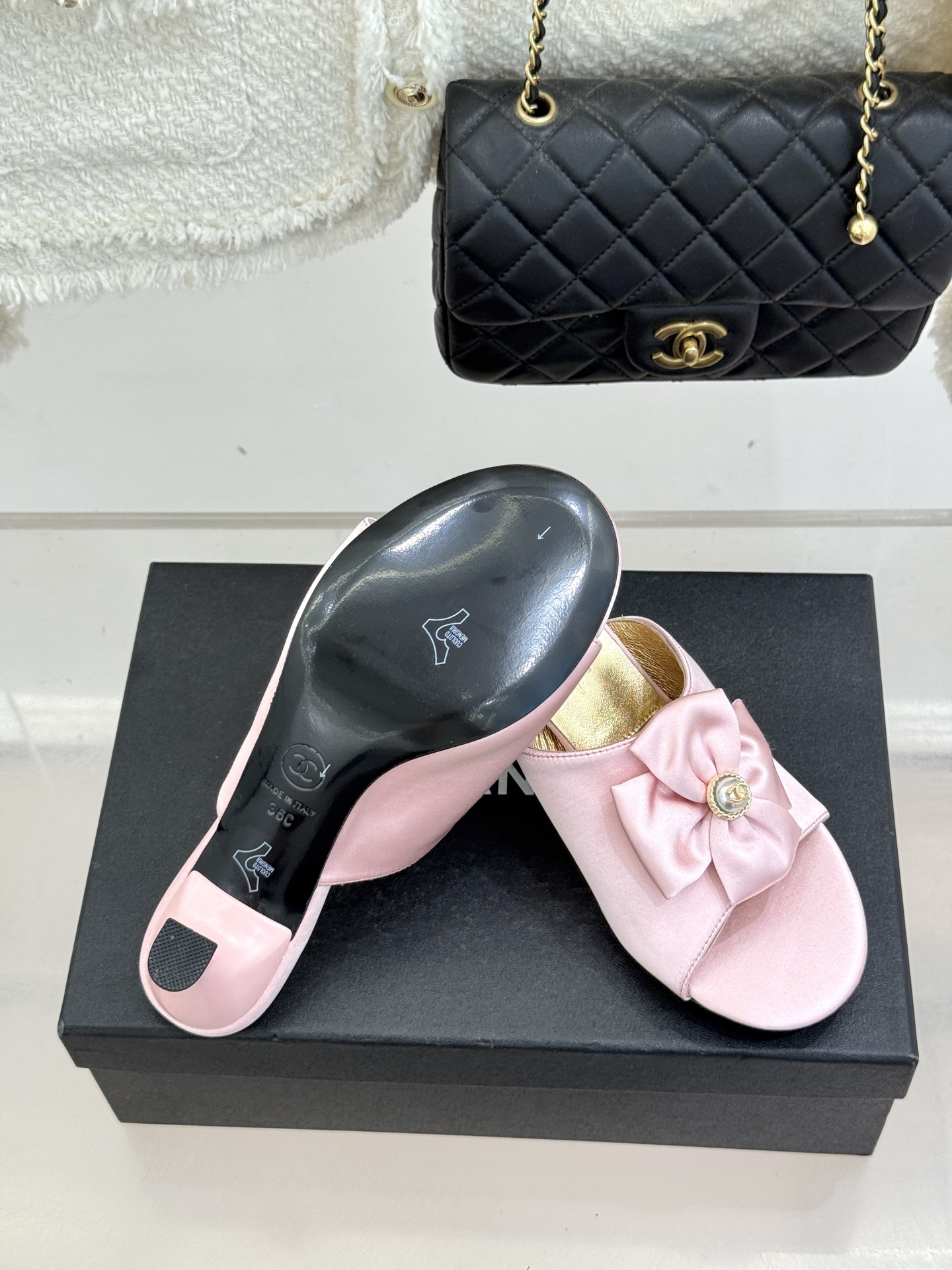 CHANE*｜小香26C双蝴蝶结双C平底高跟拖鞋当科莫湖的晨雾邂逅巴黎星空的浪漫这双拖鞋以刚柔并济的设计