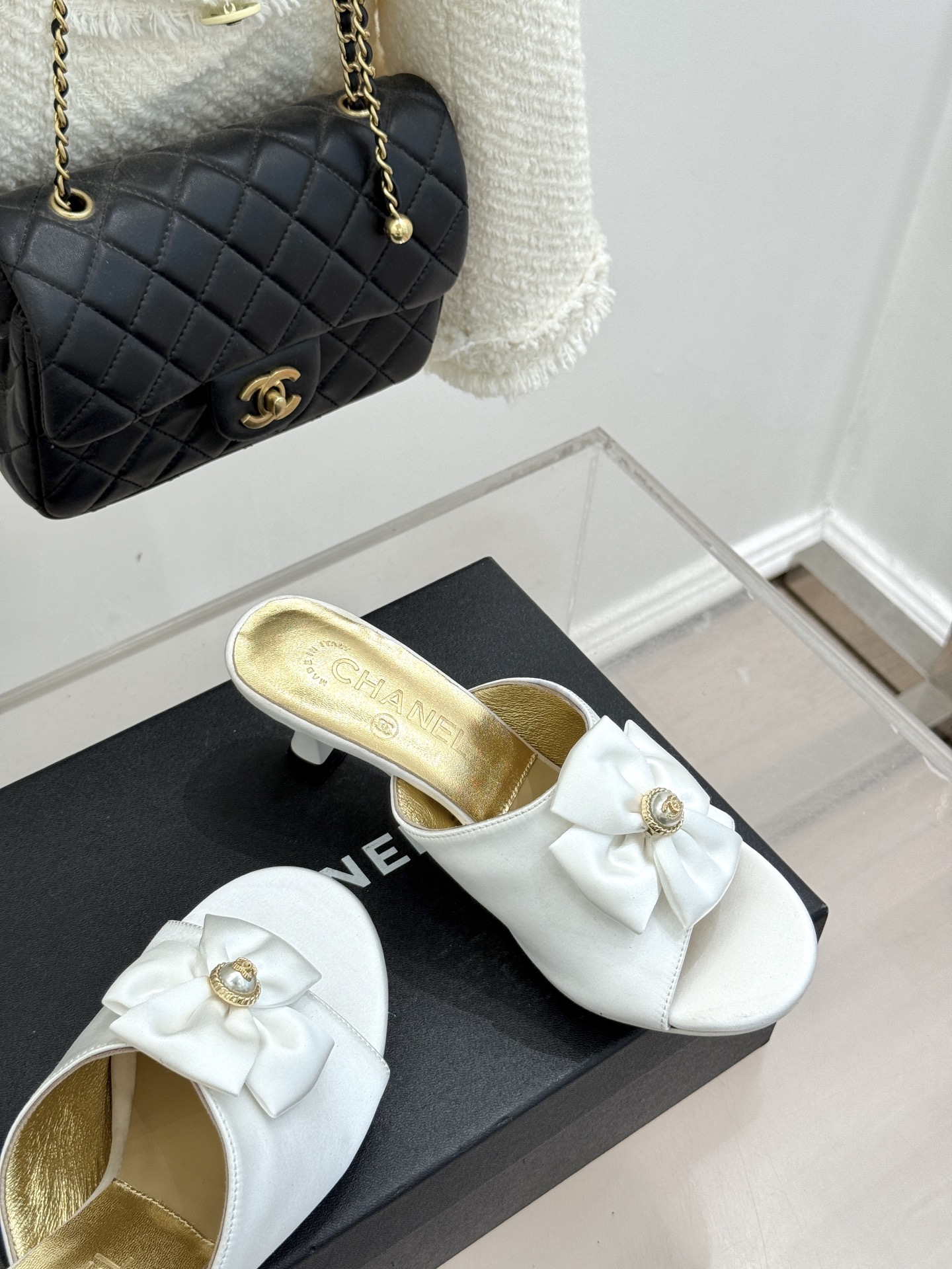 CHANE*｜小香26C双蝴蝶结双C平底高跟拖鞋当科莫湖的晨雾邂逅巴黎星空的浪漫这双拖鞋以刚柔并济的设计