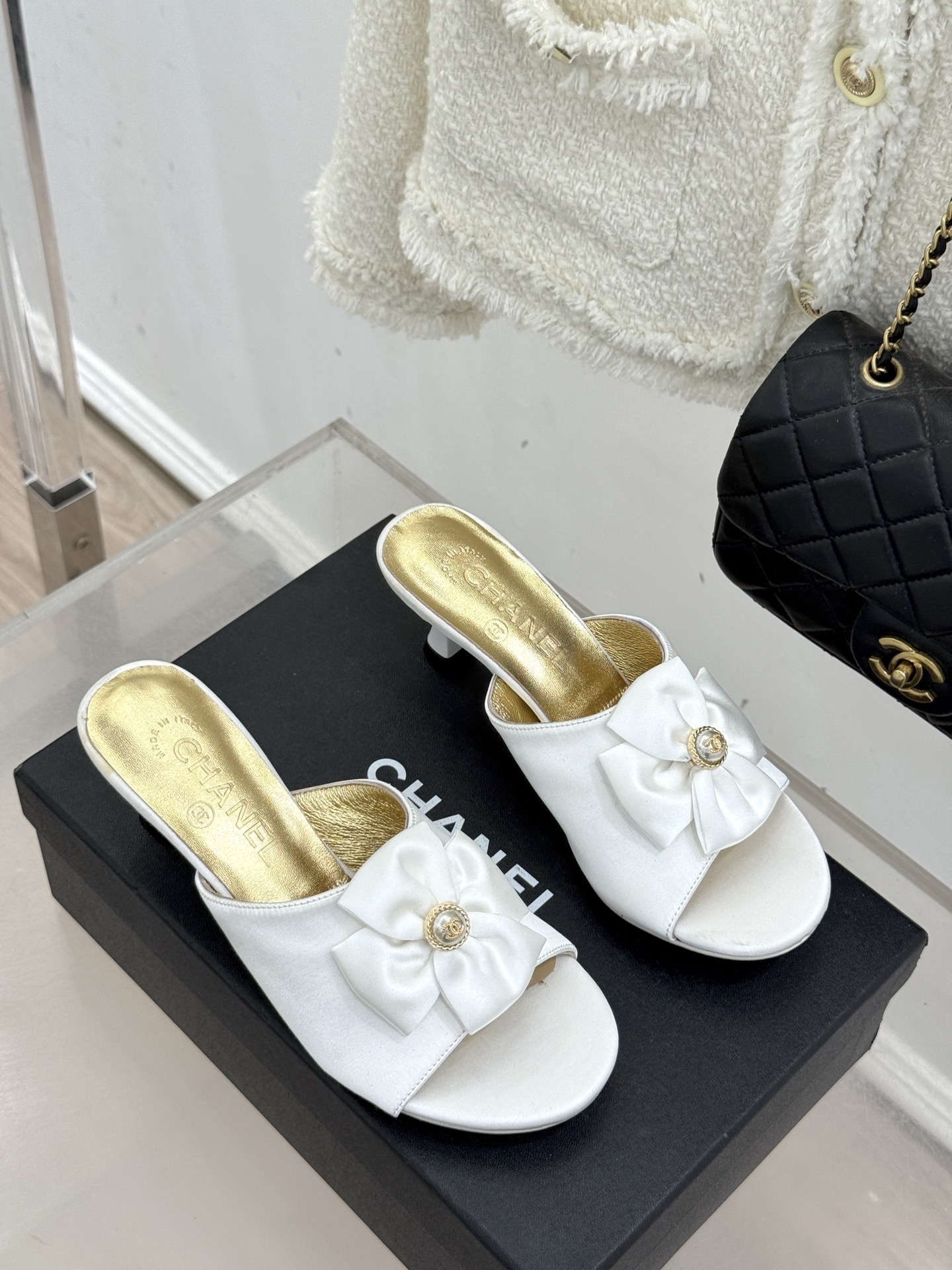 CHANE*｜小香26C双蝴蝶结双C平底高跟拖鞋当科莫湖的晨雾邂逅巴黎星空的浪漫这双拖鞋以刚柔并济的设计