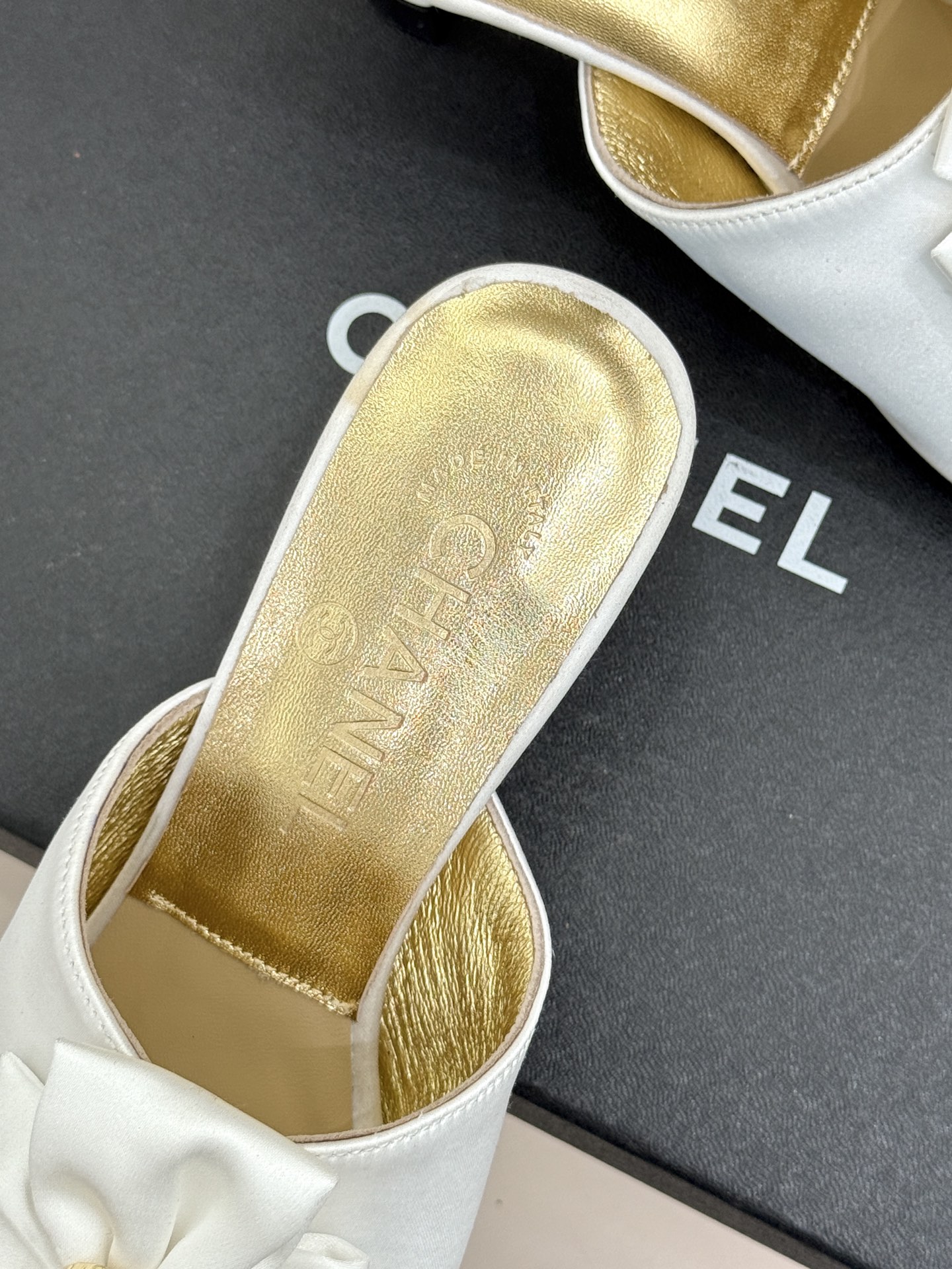 CHANE*｜小香26C双蝴蝶结双C平底高跟拖鞋当科莫湖的晨雾邂逅巴黎星空的浪漫这双拖鞋以刚柔并济的设计