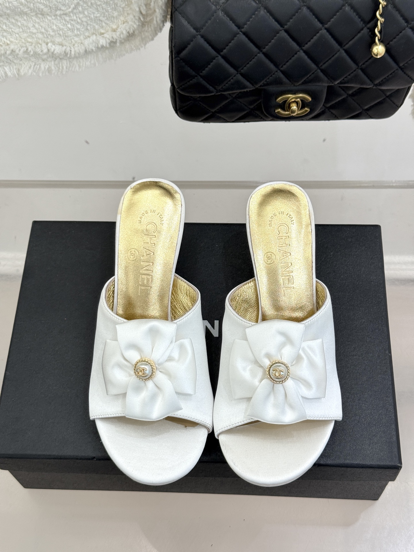 CHANE*｜小香26C双蝴蝶结双C平底高跟拖鞋当科莫湖的晨雾邂逅巴黎星空的浪漫这双拖鞋以刚柔并济的设计