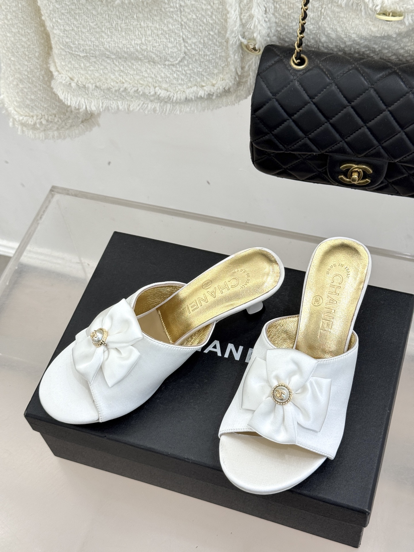 CHANE*｜小香26C双蝴蝶结双C平底高跟拖鞋当科莫湖的晨雾邂逅巴黎星空的浪漫这双拖鞋以刚柔并济的设计