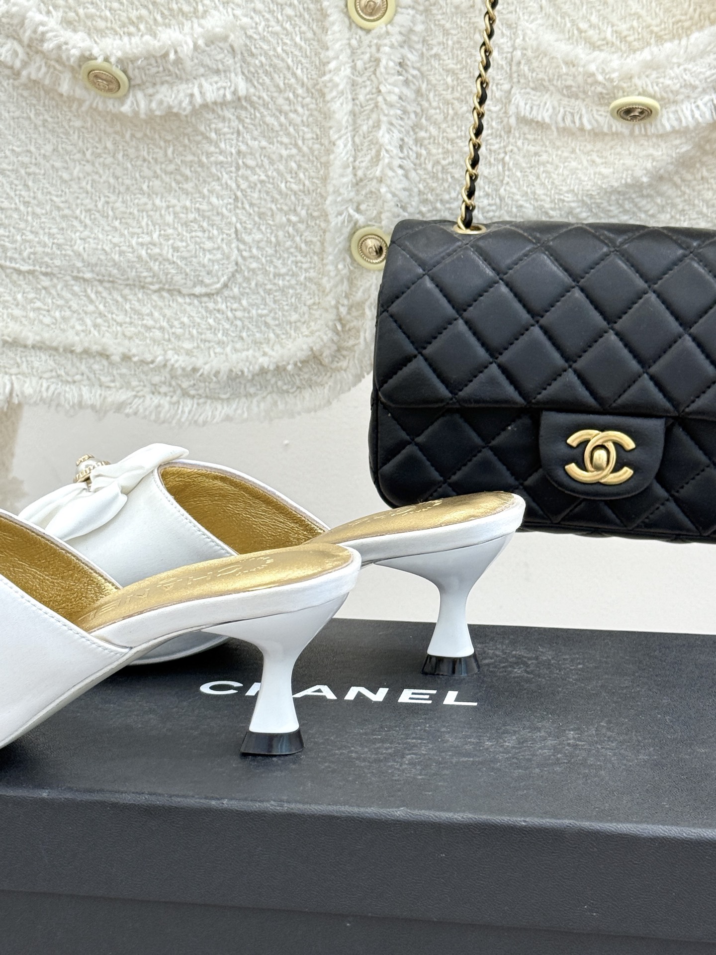 CHANE*｜小香26C双蝴蝶结双C平底高跟拖鞋当科莫湖的晨雾邂逅巴黎星空的浪漫这双拖鞋以刚柔并济的设计