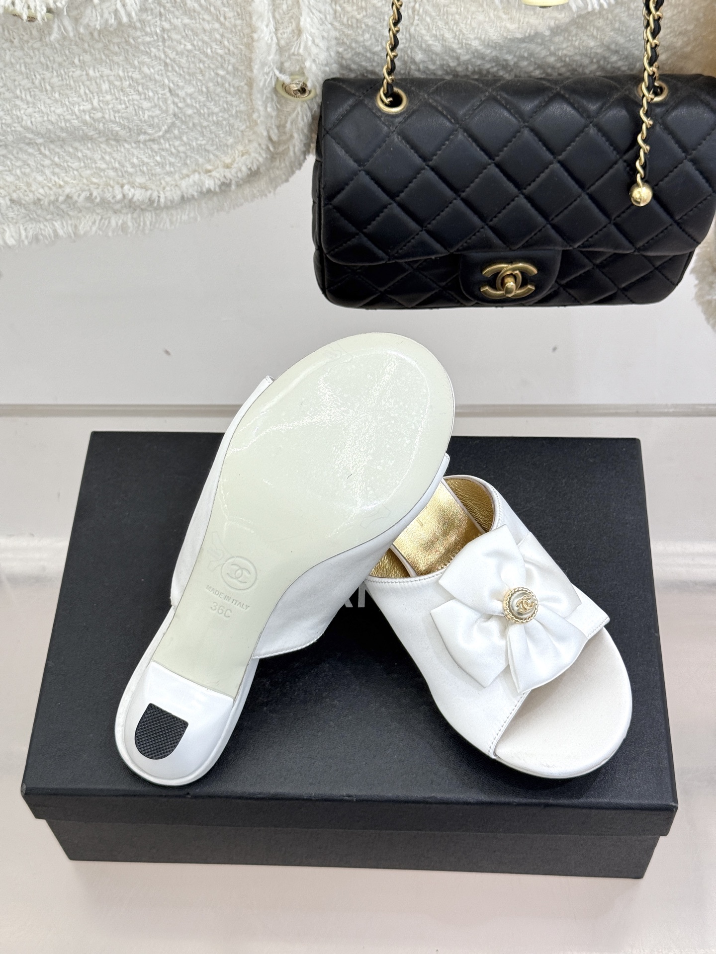 CHANE*｜小香26C双蝴蝶结双C平底高跟拖鞋当科莫湖的晨雾邂逅巴黎星空的浪漫这双拖鞋以刚柔并济的设计