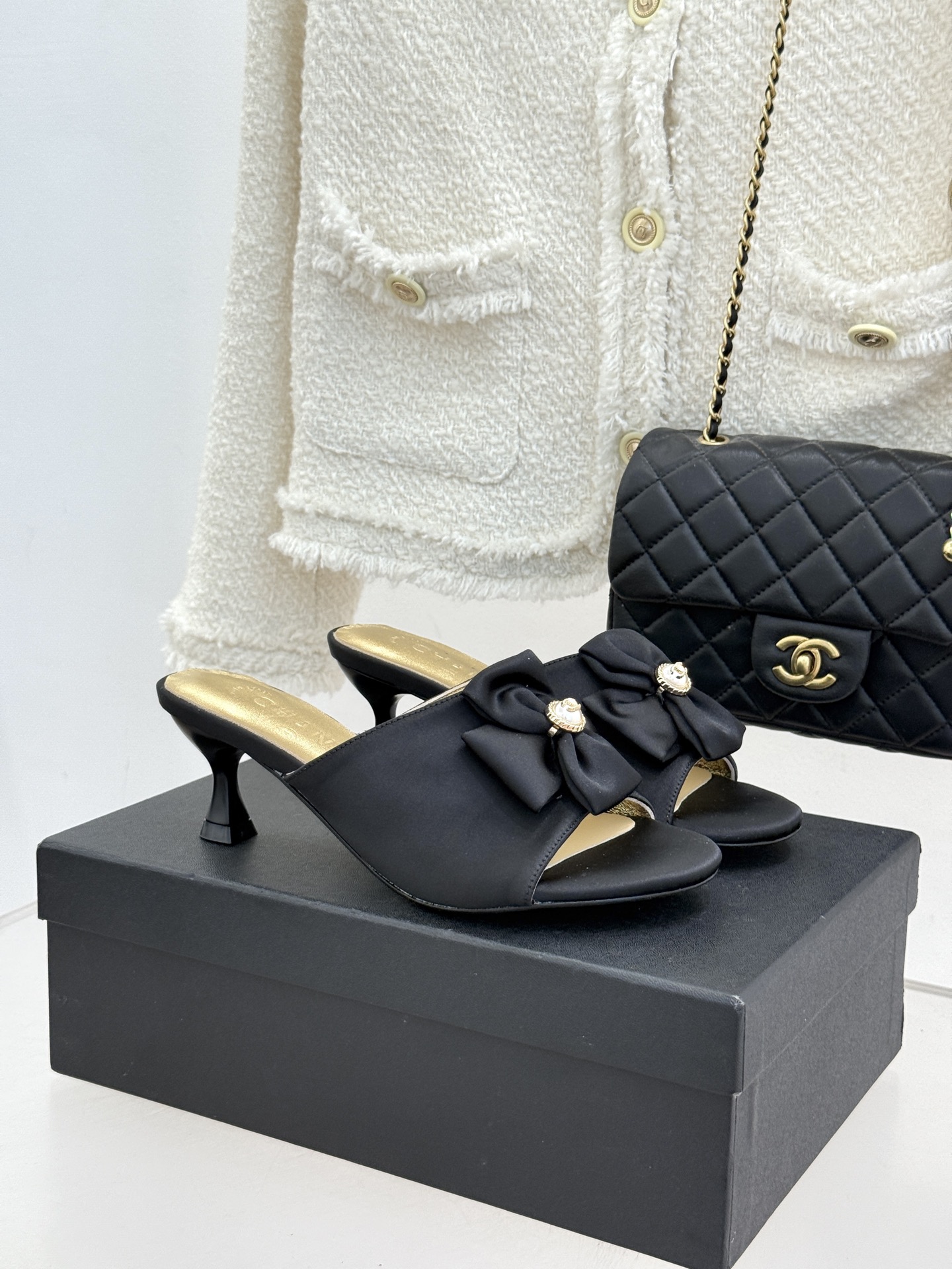 CHANE*｜小香26C双蝴蝶结双C平底高跟拖鞋当科莫湖的晨雾邂逅巴黎星空的浪漫这双拖鞋以刚柔并济的设计