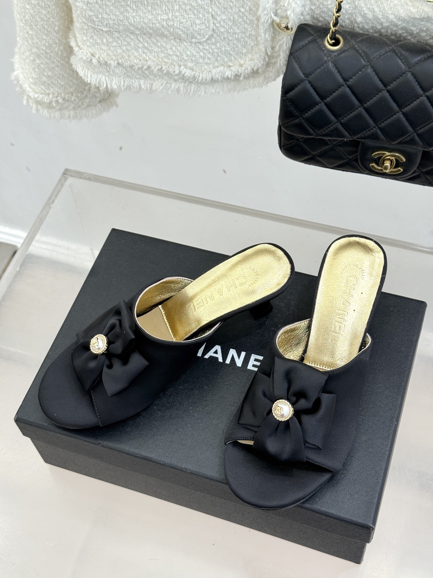 CHANE*｜小香26C双蝴蝶结双C平底高跟拖鞋当科莫湖的晨雾邂逅巴黎星空的浪漫这双拖鞋以刚柔并济的设计