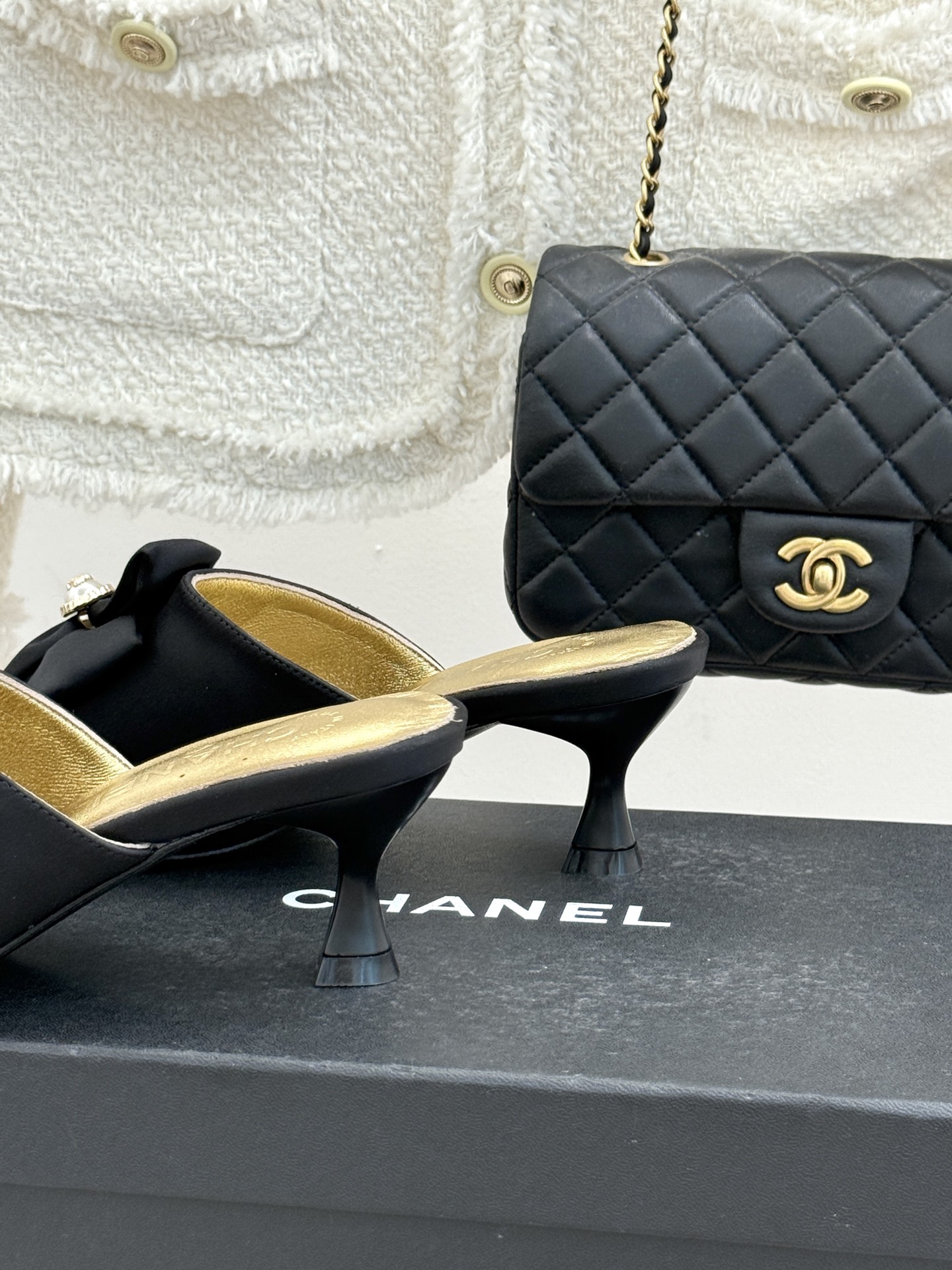 CHANE*｜小香26C双蝴蝶结双C平底高跟拖鞋当科莫湖的晨雾邂逅巴黎星空的浪漫这双拖鞋以刚柔并济的设计