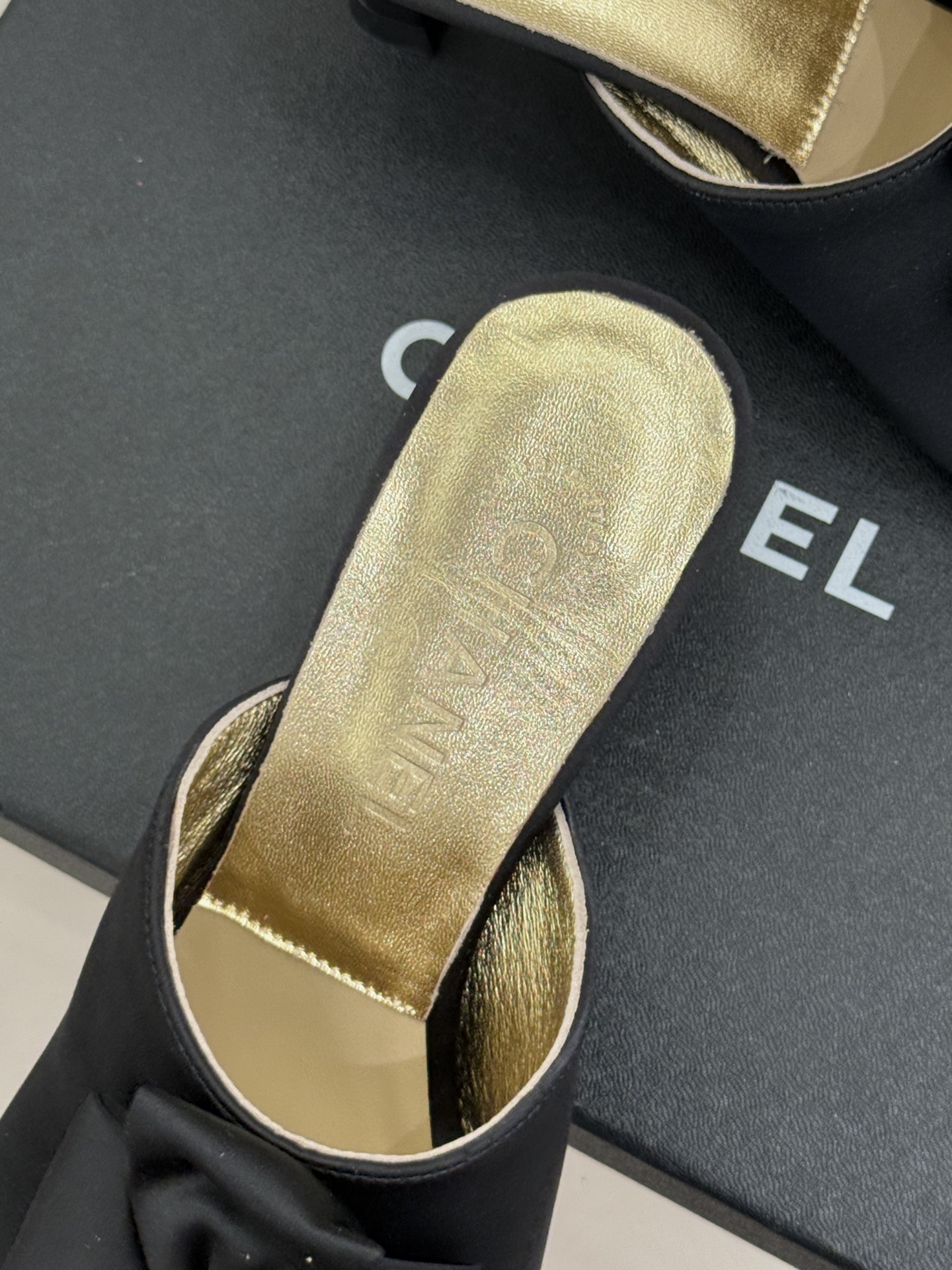 CHANE*｜小香26C双蝴蝶结双C平底高跟拖鞋当科莫湖的晨雾邂逅巴黎星空的浪漫这双拖鞋以刚柔并济的设计