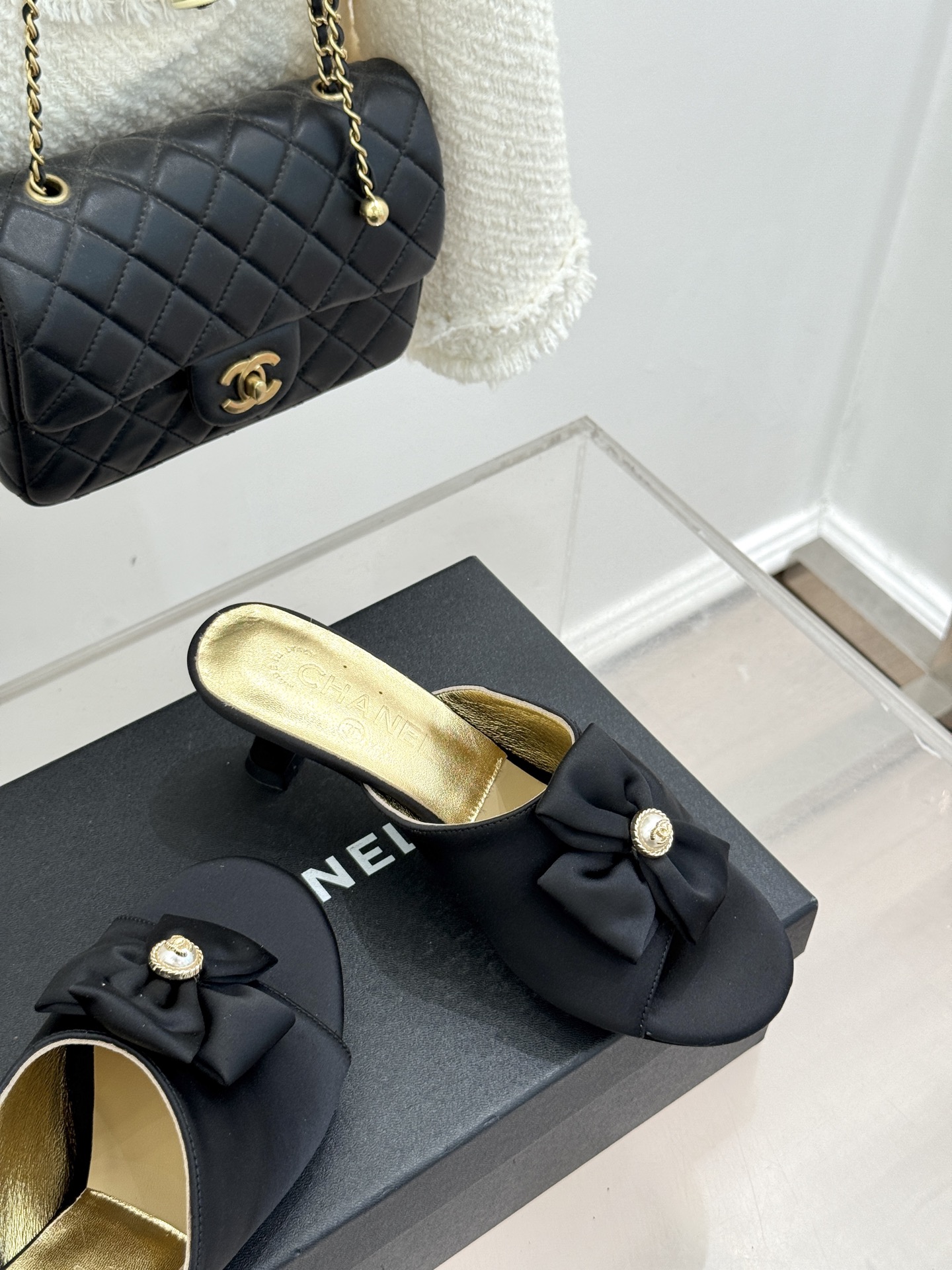 CHANE*｜小香26C双蝴蝶结双C平底高跟拖鞋当科莫湖的晨雾邂逅巴黎星空的浪漫这双拖鞋以刚柔并济的设计