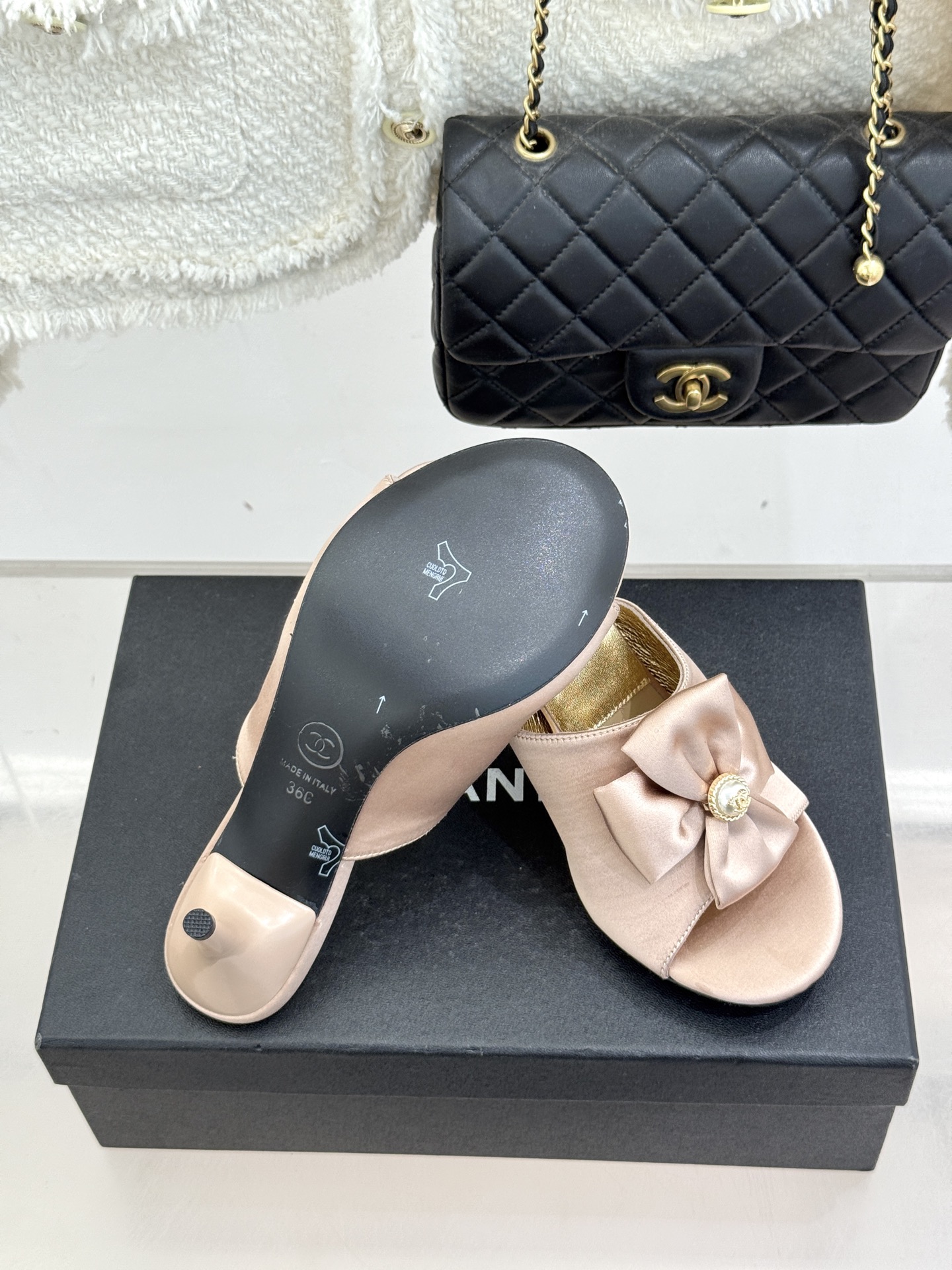 CHANE*｜小香26C双蝴蝶结双C平底高跟拖鞋当科莫湖的晨雾邂逅巴黎星空的浪漫这双拖鞋以刚柔并济的设计