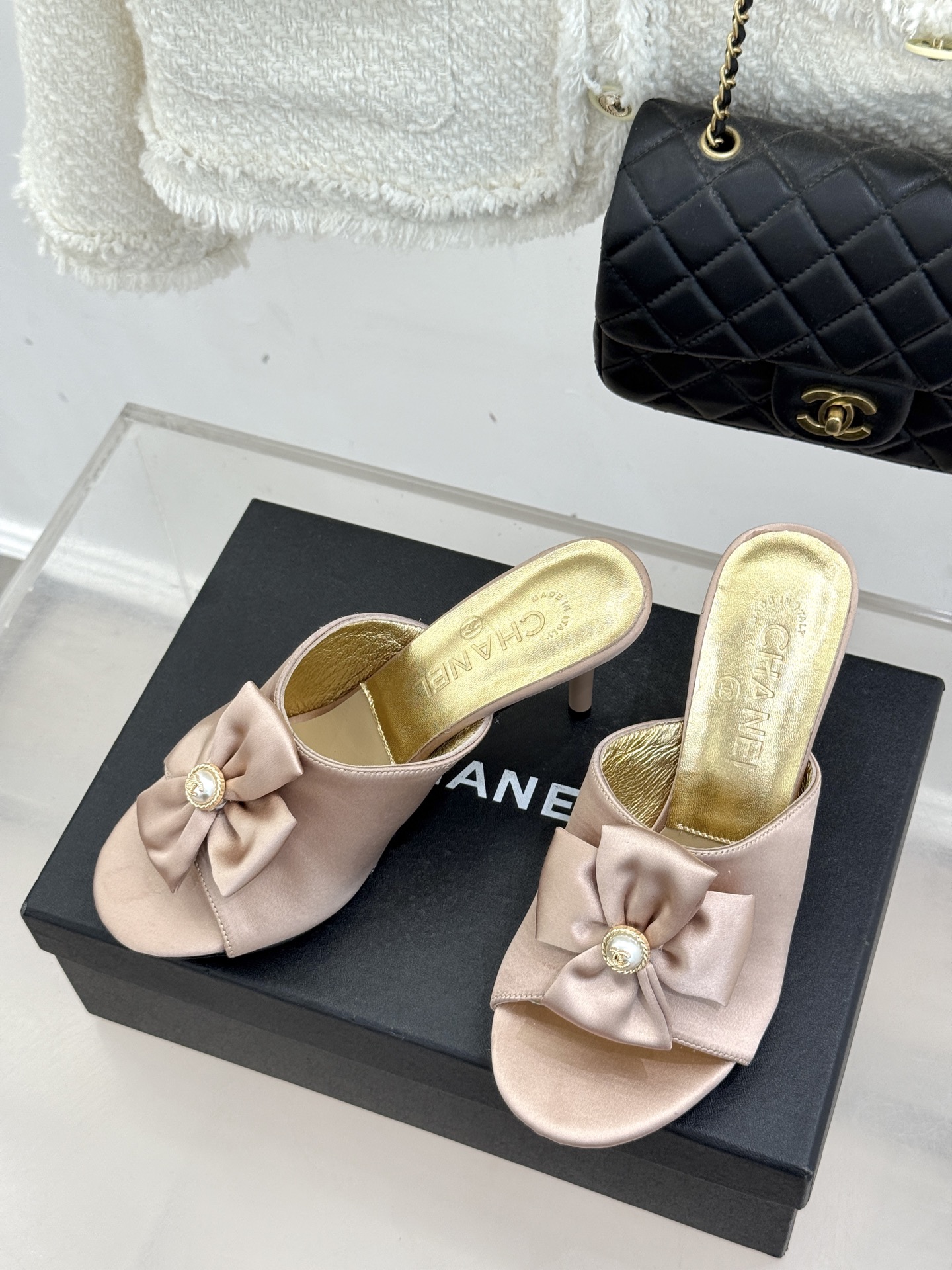 CHANE*｜小香26C双蝴蝶结双C平底高跟拖鞋当科莫湖的晨雾邂逅巴黎星空的浪漫这双拖鞋以刚柔并济的设计