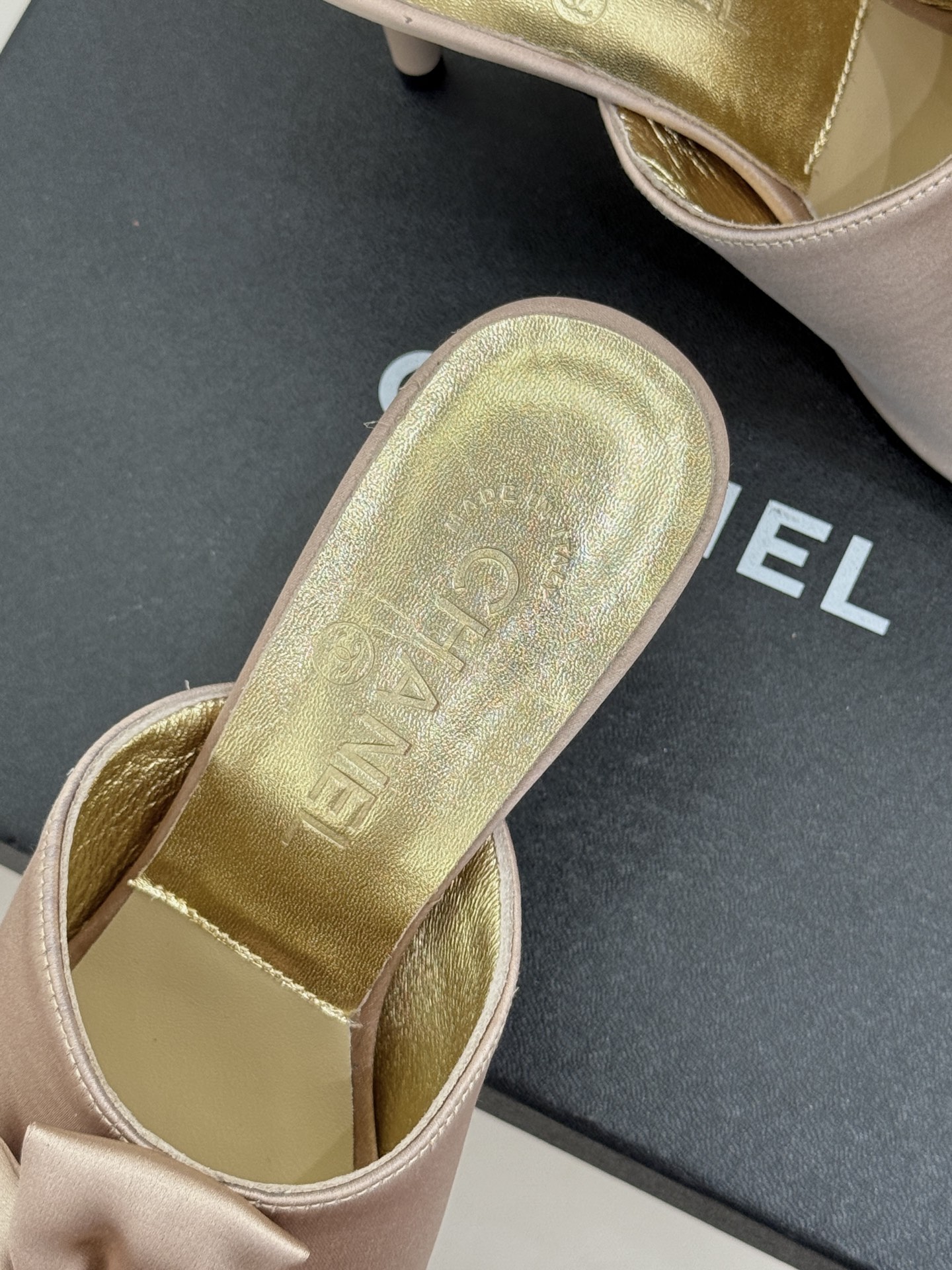 CHANE*｜小香26C双蝴蝶结双C平底高跟拖鞋当科莫湖的晨雾邂逅巴黎星空的浪漫这双拖鞋以刚柔并济的设计