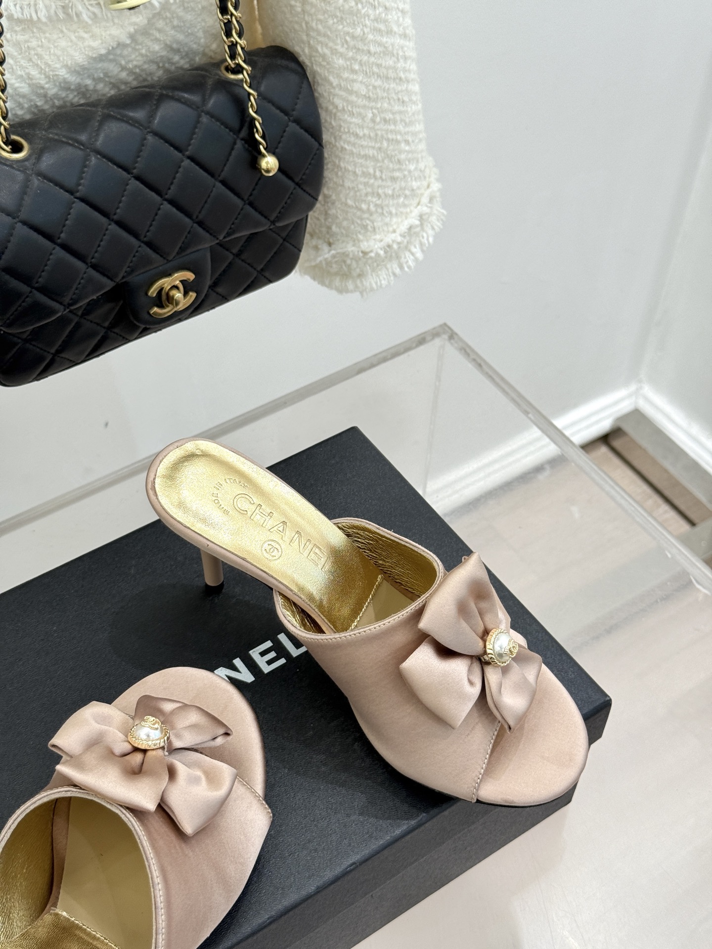 CHANE*｜小香26C双蝴蝶结双C平底高跟拖鞋当科莫湖的晨雾邂逅巴黎星空的浪漫这双拖鞋以刚柔并济的设计