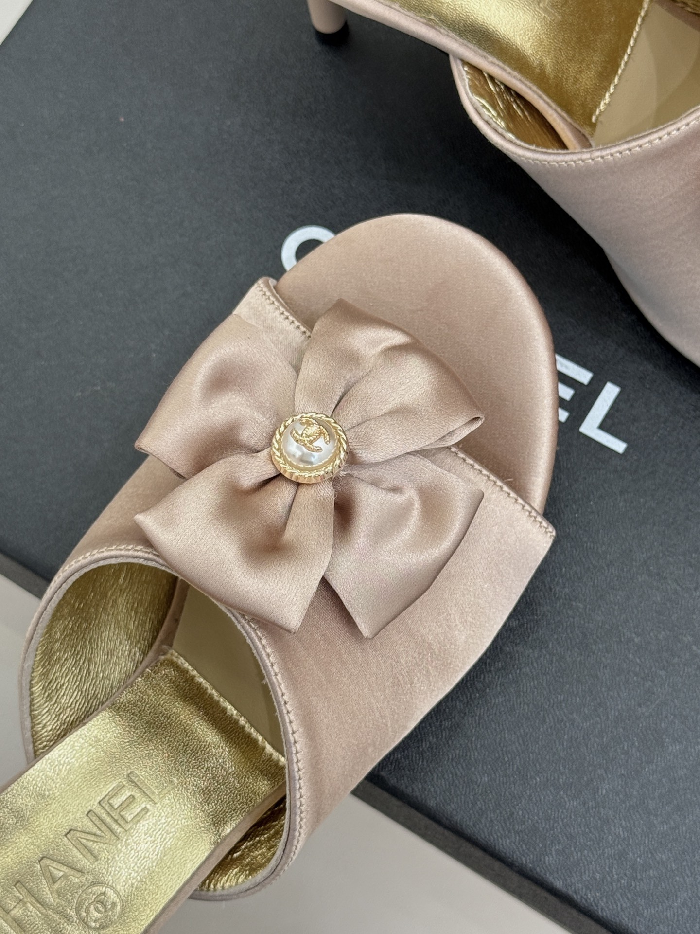 CHANE*｜小香26C双蝴蝶结双C平底高跟拖鞋当科莫湖的晨雾邂逅巴黎星空的浪漫这双拖鞋以刚柔并济的设计